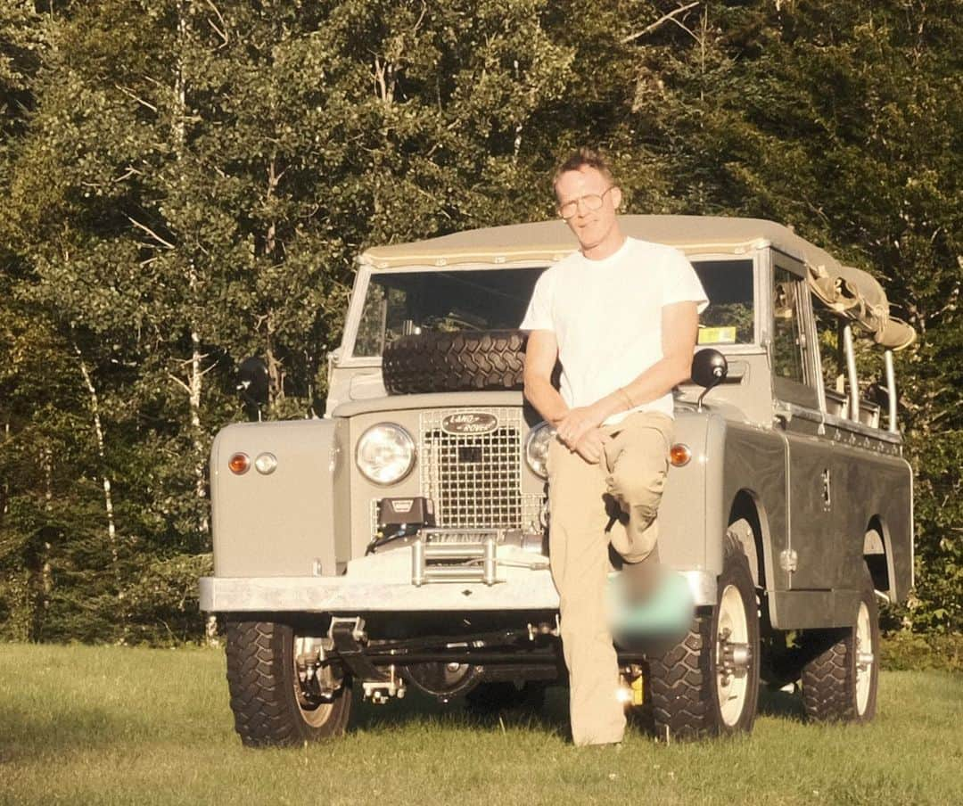 ポール・ベタニーのインスタグラム：「It's been a dream of mine to own one since I was a kid @northamericaoverland  have made that dream come true at the age of 52. Mike and his team's work is exemplary, their passion and focus can be seen in every rivet, every detail. It really is a perfect thing. I can't thank you enough for your extraordinary work.」