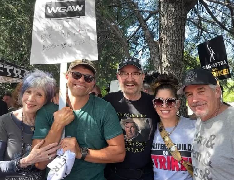 ミーシャ・コリンズのインスタグラム：「Family don’t end. #SAGAftraStrong #WGAStrong #FamilyDontEnd」