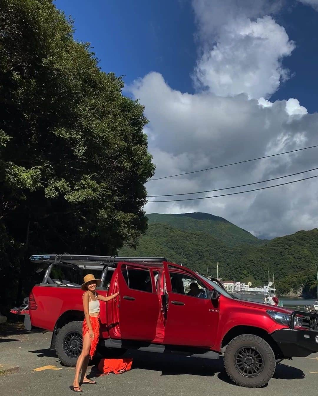 堀舞紀さんのインスタグラム写真 - (堀舞紀Instagram)「🛻💨🌞〜  沢山太陽と過ごした 今年の夏。  本当に楽しくて 一生懸命遊んで 幸せでした🌼🌼🌼  まさか40過ぎても こんな子供の気持ちが残っているなんて🫣🐠〜  💘ハートは子供ですが 肉体はついてこないね😂  旅行に行く時持って行く スキンケアアイテムを最後に 載せました🫧🫧  どれも 最近のオキニ。  ① @aaaa.japan クレンジングバームは水場で使うウォータープルーフの化粧もスルスル落ちてベタつかないしつっぱらないし、大好き！  ② @favs__official のブースターは化粧水がよく染み込む気がしてる、シットリする！  ③ @korea82trend ニードルパッチは 吹出物がたまーに出来るから貼れば無くなるので持ち歩きたい品。  ④ @fleyja.goddess のシートマスクはヒタヒタレベルがかなりレベチなので一度試して欲しい〜日焼けした日にはタレを全身に塗ってる！！それほどヒタヒタ。  #僕らの夏休み2023 #40代スキンケア #skincare  #日焼け肌 #aftersuncare  #子育て記録 #母親服装 #bikinilife  #bechholic」9月1日 10時05分 - mainohori