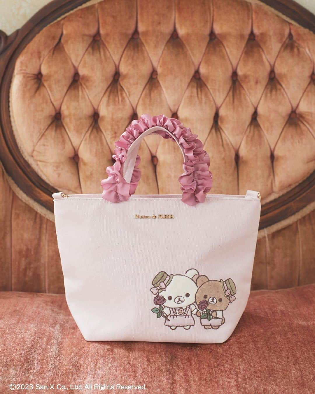 maisondefleur_pressさんのインスタグラム写真 - (maisondefleur_pressInstagram)「【Special Collaboration】  Maison de FLEUR  × RILAKKUMA   Maison de FLEUR 10周年、 『リラックマ 』20周年の ダブルアニバーサリーを記念した スペシャルコラボアイテムが登場♪  特別なローズの衣装でおめかしした 「リラックマ」たちに注目です◎   数量限定の「リラックマ」スペシャルコラボぬいぐるみや、 コラボアイテムのご購入でノベルティのプレゼントも！  ---------------------------  ○全国ショップ※アウトレット店除く 9/20(wed)～  ○公式通販ストライプクラブ 9/20(wed)10:00～  ○期間限定『リラックマレトロ百貨店』銀座松屋催事 ○リラックマストア全店 ○サンエックスネットショップ 9/20(wed)～  --------------------------- 【ノベルティ配布】 コラボアイテムを1点以上お買い上げで オリジナルポストカードをプレゼント🎀 ※お一人様１枚まで ※数量限定のため、なくなり次第終了  --------------------------- 【注意事項】 ※販売より1週間は、お一人様、1アイテム、1カラーにつき1点までのご購入とさせていただきます。 ※状況によっては入場制限または整理券を配布いたします。※販売初日のお取り置きは不可。2日目以降は可能です。 ※他店舗へのお取り寄せは不可。 ※アイテムは一部サンプルにて撮影を行っております。 実際にお届けする商品と仕様やサイズが若干異なる場合がございますのでご了承ください。  ━━━━━━━━━━━━━━━ ☑︎リラックマ 2wayトートバッグ ￥6,900 tax in  ☑リラックマ トートバッグチャーム ￥3,500 tax in　  ☑リラックマ プリントポーチ ￥3,950 tax in  ☑リラックマ パスケース ￥5,500 tax in  ☑コリラックマ パスケース ￥5,550 tax in  ☑キイロイトリ パスケース ￥5,500 tax in  ☑チャイロイコグマ パスケース ￥5,500 tax in  ☑リラックマ バッグチャーム ￥3,850 tax in  ☑コリラックマ バッグチャーム ￥3,850 tax in  ☑キイロイトリ バッグチャーム ￥3,850 tax in  ☑チャイロイコグマ バッグチャーム ￥3,850 tax in  ☑リラックマ スペシャルコラボぬいぐるみ ￥7,700 tax in . . #maisondefleur #メゾンドフルール #10ème #anniversaire  #コラボレーション #コラボアイテム #コラボレーションアイテム #limited #リラックマ #コリラックマ #キイロイトリ #チャイロイコグマ #rilakkuma #korilakkuma #kiiroitori #chairoikoguma #リラックマ20周年 #20周年 #トートバッグ #ポーチ #チャーム #ぬいぐるみ #キャンバストート #キーホルダー #バッグチャーム #リボン #ribbon #ローズ #kawaii #可愛い」9月1日 10時01分 - maisondefleur_press