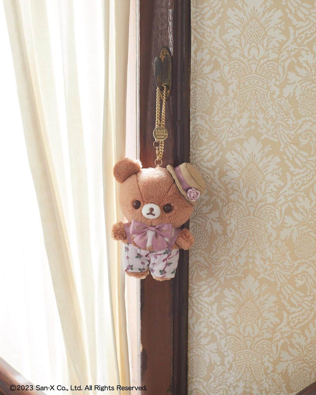 maisondefleur_pressさんのインスタグラム写真 - (maisondefleur_pressInstagram)「【Special Collaboration】  Maison de FLEUR  × RILAKKUMA   Maison de FLEUR 10周年、 『リラックマ 』20周年の ダブルアニバーサリーを記念した スペシャルコラボアイテムが登場♪  特別なローズの衣装でおめかしした 「リラックマ」たちに注目です◎   数量限定の「リラックマ」スペシャルコラボぬいぐるみや、 コラボアイテムのご購入でノベルティのプレゼントも！  ---------------------------  ○全国ショップ※アウトレット店除く 9/20(wed)～  ○公式通販ストライプクラブ 9/20(wed)10:00～  ○期間限定『リラックマレトロ百貨店』銀座松屋催事 ○リラックマストア全店 ○サンエックスネットショップ 9/20(wed)～  --------------------------- 【ノベルティ配布】 コラボアイテムを1点以上お買い上げで オリジナルポストカードをプレゼント🎀 ※お一人様１枚まで ※数量限定のため、なくなり次第終了  --------------------------- 【注意事項】 ※販売より1週間は、お一人様、1アイテム、1カラーにつき1点までのご購入とさせていただきます。 ※状況によっては入場制限または整理券を配布いたします。※販売初日のお取り置きは不可。2日目以降は可能です。 ※他店舗へのお取り寄せは不可。 ※アイテムは一部サンプルにて撮影を行っております。 実際にお届けする商品と仕様やサイズが若干異なる場合がございますのでご了承ください。  ━━━━━━━━━━━━━━━ ☑︎リラックマ 2wayトートバッグ ￥6,900 tax in  ☑リラックマ トートバッグチャーム ￥3,500 tax in　  ☑リラックマ プリントポーチ ￥3,950 tax in  ☑リラックマ パスケース ￥5,500 tax in  ☑コリラックマ パスケース ￥5,550 tax in  ☑キイロイトリ パスケース ￥5,500 tax in  ☑チャイロイコグマ パスケース ￥5,500 tax in  ☑リラックマ バッグチャーム ￥3,850 tax in  ☑コリラックマ バッグチャーム ￥3,850 tax in  ☑キイロイトリ バッグチャーム ￥3,850 tax in  ☑チャイロイコグマ バッグチャーム ￥3,850 tax in  ☑リラックマ スペシャルコラボぬいぐるみ ￥7,700 tax in . . #maisondefleur #メゾンドフルール #10ème #anniversaire  #コラボレーション #コラボアイテム #コラボレーションアイテム #limited #リラックマ #コリラックマ #キイロイトリ #チャイロイコグマ #rilakkuma #korilakkuma #kiiroitori #chairoikoguma #リラックマ20周年 #20周年 #トートバッグ #ポーチ #チャーム #ぬいぐるみ #キャンバストート #キーホルダー #バッグチャーム #リボン #ribbon #ローズ #kawaii #可愛い」9月1日 10時01分 - maisondefleur_press