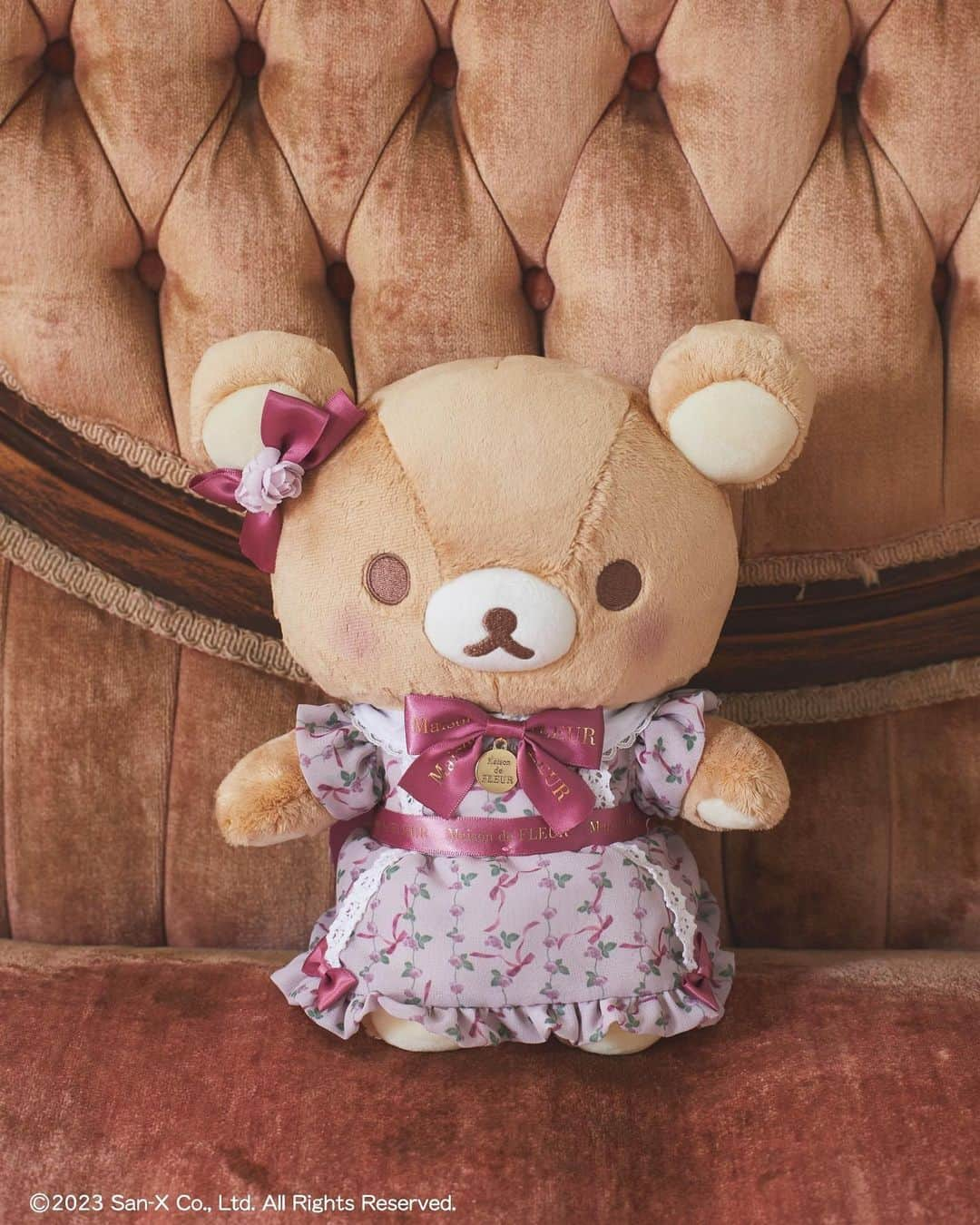 maisondefleur_pressさんのインスタグラム写真 - (maisondefleur_pressInstagram)「【Special Collaboration】  Maison de FLEUR  × RILAKKUMA   Maison de FLEUR 10周年、 『リラックマ 』20周年の ダブルアニバーサリーを記念した スペシャルコラボアイテムが登場♪  特別なローズの衣装でおめかしした 「リラックマ」たちに注目です◎   数量限定の「リラックマ」スペシャルコラボぬいぐるみや、 コラボアイテムのご購入でノベルティのプレゼントも！  ---------------------------  ○全国ショップ※アウトレット店除く 9/20(wed)～  ○公式通販ストライプクラブ 9/20(wed)10:00～  ○期間限定『リラックマレトロ百貨店』銀座松屋催事 ○リラックマストア全店 ○サンエックスネットショップ 9/20(wed)～  --------------------------- 【ノベルティ配布】 コラボアイテムを1点以上お買い上げで オリジナルポストカードをプレゼント🎀 ※お一人様１枚まで ※数量限定のため、なくなり次第終了  --------------------------- 【注意事項】 ※販売より1週間は、お一人様、1アイテム、1カラーにつき1点までのご購入とさせていただきます。 ※状況によっては入場制限または整理券を配布いたします。※販売初日のお取り置きは不可。2日目以降は可能です。 ※他店舗へのお取り寄せは不可。 ※アイテムは一部サンプルにて撮影を行っております。 実際にお届けする商品と仕様やサイズが若干異なる場合がございますのでご了承ください。  ━━━━━━━━━━━━━━━ ☑︎リラックマ 2wayトートバッグ ￥6,900 tax in  ☑リラックマ トートバッグチャーム ￥3,500 tax in　  ☑リラックマ プリントポーチ ￥3,950 tax in  ☑リラックマ パスケース ￥5,500 tax in  ☑コリラックマ パスケース ￥5,550 tax in  ☑キイロイトリ パスケース ￥5,500 tax in  ☑チャイロイコグマ パスケース ￥5,500 tax in  ☑リラックマ バッグチャーム ￥3,850 tax in  ☑コリラックマ バッグチャーム ￥3,850 tax in  ☑キイロイトリ バッグチャーム ￥3,850 tax in  ☑チャイロイコグマ バッグチャーム ￥3,850 tax in  ☑リラックマ スペシャルコラボぬいぐるみ ￥7,700 tax in . . #maisondefleur #メゾンドフルール #10ème #anniversaire  #コラボレーション #コラボアイテム #コラボレーションアイテム #limited #リラックマ #コリラックマ #キイロイトリ #チャイロイコグマ #rilakkuma #korilakkuma #kiiroitori #chairoikoguma #リラックマ20周年 #20周年 #トートバッグ #ポーチ #チャーム #ぬいぐるみ #キャンバストート #キーホルダー #バッグチャーム #リボン #ribbon #ローズ #kawaii #可愛い」9月1日 10時01分 - maisondefleur_press