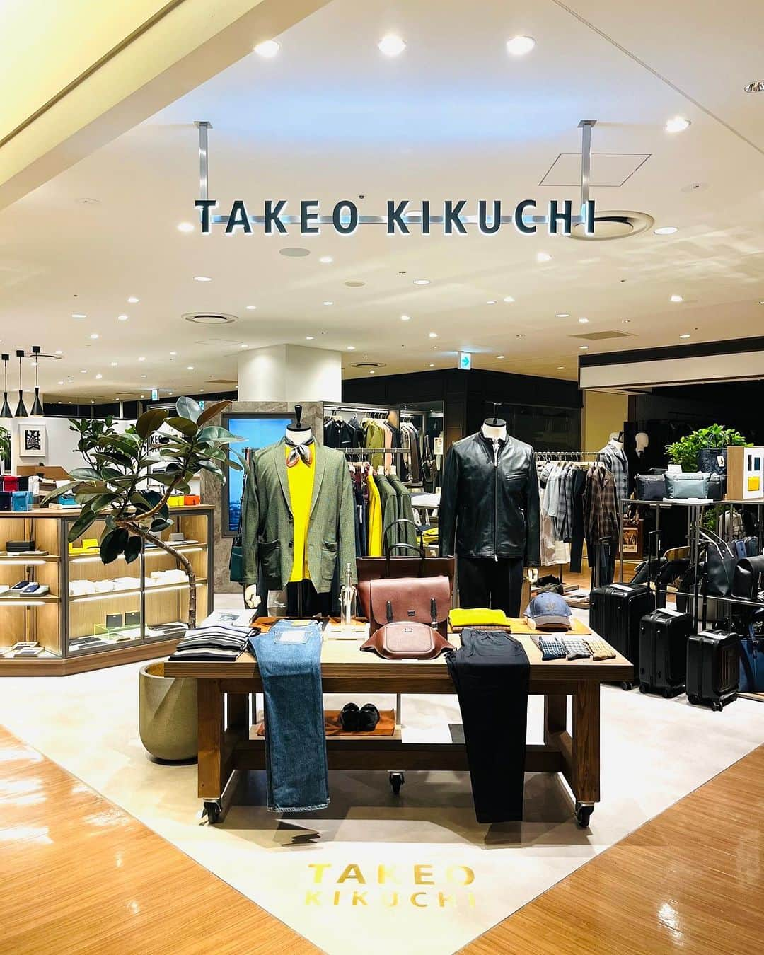 タケオ キクチのインスタグラム：「【NEW OPEN】 TAKEO KIKUCHI ルクアイーレ店 が、本日9/1にオープンいたしました！ ⁡ オープンを記念したスペシャルイベントや限定ノベルティなどご用意しました。   お近くにお越しの際は、ぜひお立ち寄りください！   ＜TAKEO KIKUCHIルクアイーレ店＞ Address: 大阪市北区梅田3-1-3 ルクアイーレ8階 Tel: 06-6151-1432   ＜NEW OPEN FAIR＞ 9.1 fri – 9.18 mon ①NOVELTY PRESENT 税込み20,000円以上お買い上げのお客様へ 限定バンダナをプレゼントさせていただきます。   ②POINT CAMPAIGN 期間中のお買い物はワールド プレミアムクラブポイントを 10倍とさせていただきます。   皆様のご来店、心よりお待ち致しております。  #takeokikuchi #lucuaosaka #newopen #mensfashion #menstyle #タケオキクチ #ルクア大阪 #ルクアイーレ #大阪」