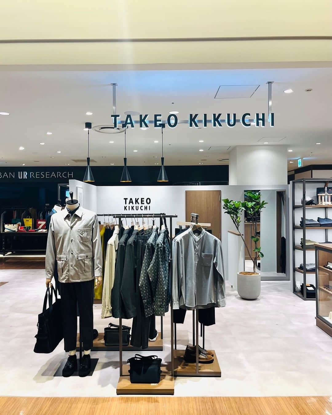 タケオ キクチさんのインスタグラム写真 - (タケオ キクチInstagram)「【NEW OPEN】 TAKEO KIKUCHI ルクアイーレ店 が、本日9/1にオープンいたしました！ ⁡ オープンを記念したスペシャルイベントや限定ノベルティなどご用意しました。   お近くにお越しの際は、ぜひお立ち寄りください！   ＜TAKEO KIKUCHIルクアイーレ店＞ Address: 大阪市北区梅田3-1-3 ルクアイーレ8階 Tel: 06-6151-1432   ＜NEW OPEN FAIR＞ 9.1 fri – 9.18 mon ①NOVELTY PRESENT 税込み20,000円以上お買い上げのお客様へ 限定バンダナをプレゼントさせていただきます。   ②POINT CAMPAIGN 期間中のお買い物はワールド プレミアムクラブポイントを 10倍とさせていただきます。   皆様のご来店、心よりお待ち致しております。  #takeokikuchi #lucuaosaka #newopen #mensfashion #menstyle #タケオキクチ #ルクア大阪 #ルクアイーレ #大阪」9月1日 10時03分 - takeokikuchi_official