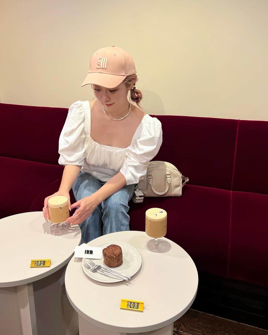 中島絢乃さんのインスタグラム写真 - (中島絢乃Instagram)「☕️💭🏡  .  tops : @j1u_by_labelleetude  を着ていた日☁️  背中で結ぶ大きなリボンが可愛い🫶 コーデのジャンルを選ばないデザインで sismetryのキャップにもぴったりで嬉しかった🥰  最後にパンツと合わせていた日の写真も 楽しそうだったので入れておきます✌︎  . .  素敵なカフェ見つけたの👀💞 #錦糸町 にある　@mute_milkcoffeebake ☕️  できたばかりなんだって！🏡  コーヒーの種類と甘さを選ぶスタイルなんだけど、 詳しく説明してくださったおかげで 知識もついてより美味しくいただけました☕️🥀  これはリピーターになりそうだ👭  〰〰〰️〰 #J1Ubylabelleetude #J1U  #gifted #156cm」9月1日 10時13分 - nakajima_ayano