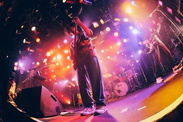 後藤正文のインスタグラム：「CLUB QUATTRO SHIBUYA  ライブハウスはやっぱり楽しい。音楽やバンドは目的であって手段ではないってことを、改めて実感する素敵な夜でした。  Photographer @tetsuyayamakawa   #asiankungfugeneration #shibuya #テルスター #千葉剛久」