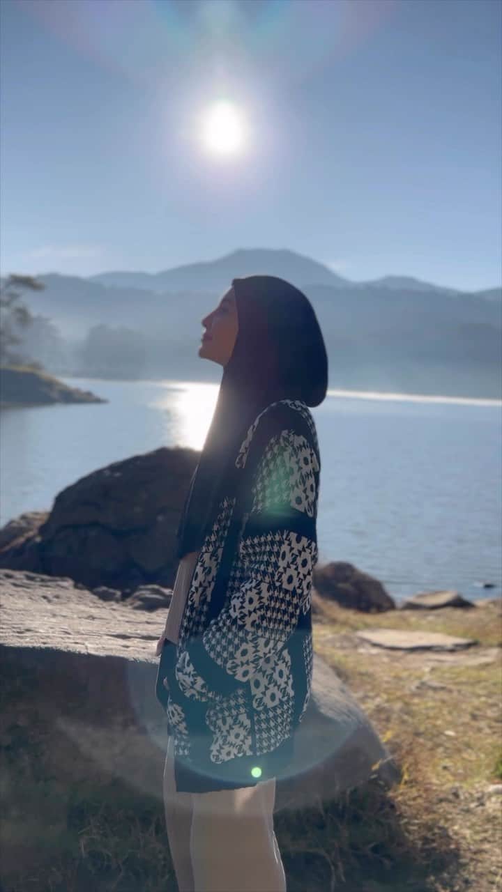 Zaskia Sungkarのインスタグラム：「Alam Indonesia yang selalu membuat ku terpana walau kesekian kali memandangnya 🥲 ahzek   (spill dikit knitwear nya @zaskiasungkarjakarta )  📍 situ patengan  Alhamdulillahilladzi bi ni’matihi tatimush sholihaat」
