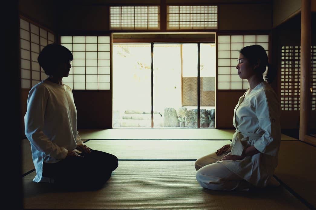長谷川理恵のインスタグラム：「9月に入りましたね💫 コロナ禍でしばらく開催出来なかったwabi yogaのレッスンですが この度6名様限定で開催させていただく事になりました！今までレギュラーで受講して下さっていた方、もちろん初めての方も鎌倉の静寂の中でひと足早く秋を一緒に感じてみませんか？軸が整いリフレッシュ効果も期待できますよ☺️ お稽古の最後に出るお抹茶と御茶菓子もこれまた格別🫶✨ 皆様にお会い出来るのを楽しみにしております！  場所：宗徧流茶道場　雪の間 日時：９月２２日（金）１３：００〜１４：３０　(限定6名)私はこの時間帯に講師をさせていただきます  ご予約はOtonami のサイトからお願い致します⭐️ サイトはプロフィール欄からどうぞ！」