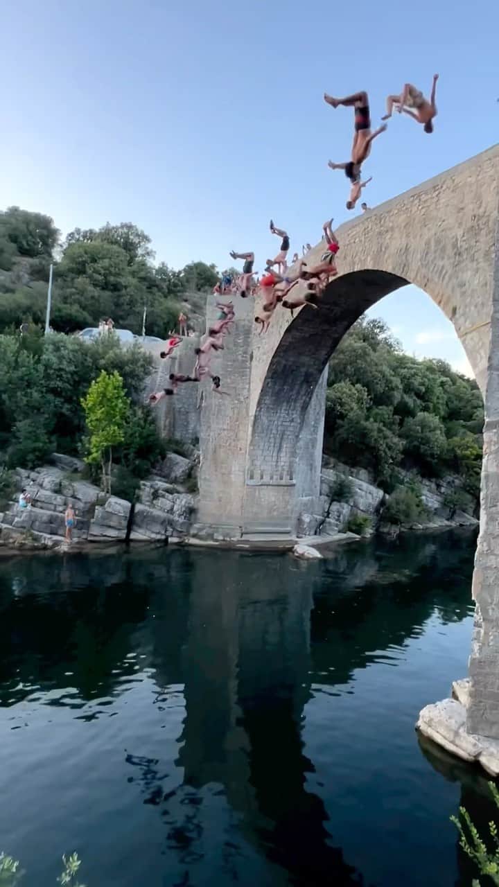 Earth Picsのインスタグラム：「@victor_marchio cliff jumping from Pont de Saint-Etienne d’Issensac in France!」