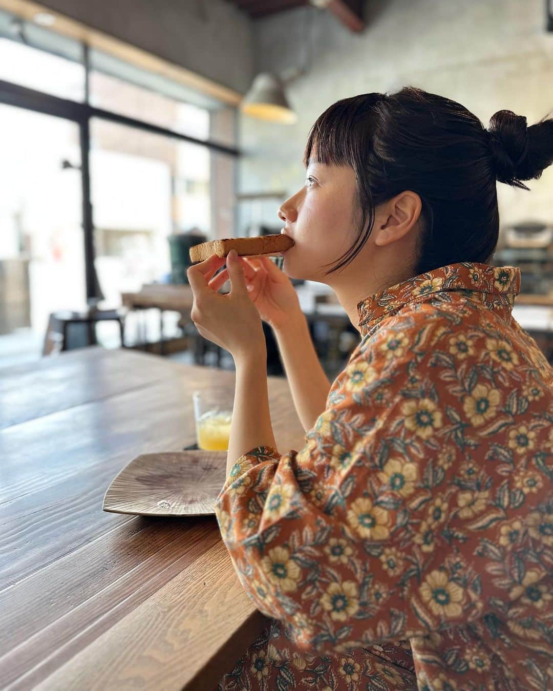 藤間爽子のインスタグラム：「ぐっどもーにんぐ🍞  今日から9月!」
