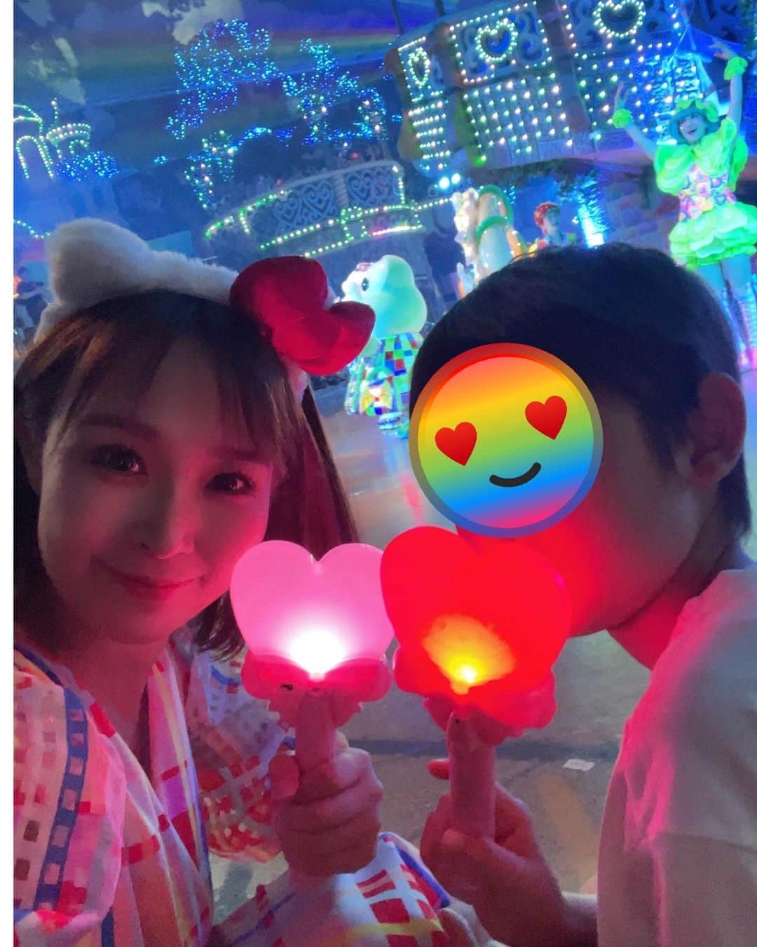 愛内里菜のインスタグラム：「息子っちとのサマーバケーション🌴💕 大好きなピューロランドさんへのつづき🥰❤️ ⁡ パレード 始終、ハート鷲掴みされました🥰 ⁡ みんなが目の前に来てくれるたび キャーキャー声をあげてるママと それを見守る息子っち🤣 ⁡ めちゃプリティなミラクル❤︎ライトを 振りまくってノリノリ🧚‍♀️✨ 操作せずともパレードの進行や演出に合わせて光り方が変わって、家でパレードのDVDを見ているときでもパレードの進行や演出に合わせて自動で光り方が変わるんだって😆✨✨ ⁡ ⁡ ⁡ 😆YouTube！ 「愛内里菜オフィシャルチャンネル」 ⁡ ⁡ 🐦Twitter 愛内里菜 official @RRikakakiuchi ⁡ ⁡ 😆TikTok 愛内里菜/Rina Aiuchi 　 🟥17配信 愛内里菜_official ⁡ ⁡#サンリオ  #サンリオピューロランド  #キティ　 #愛内里菜  #歌手 再始動 #垣内倶楽部  #バンド   #ライブ #一体化 #絆 #盛り上がりたい  #感謝  #23周年　 #YouTube #ユーチューバー#TikTok」