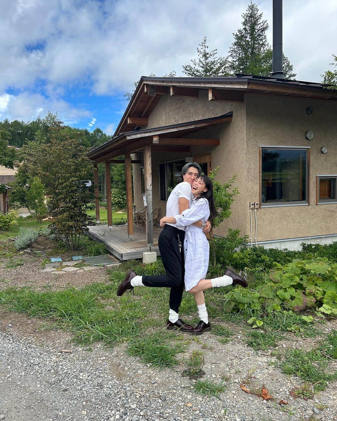 優美さんのインスタグラム写真 - (優美Instagram)「B.D trip!!  今年は八ヶ岳にある酵素浴に連れてきてもらったよ♡ @komenuka_koso_yatsugatake   自然の中で入る酵素浴は最高すぎた!!  夕日を見ながらお散歩して、 朝日を浴びながらメディテーションして🧘🏻‍♀️  こんな毎日を夢見て、、、  また来たいと思います🌿  素敵な旅行をありがとう🩵🩵 @rickeyhirokawa」9月1日 10時18分 - yuumi817