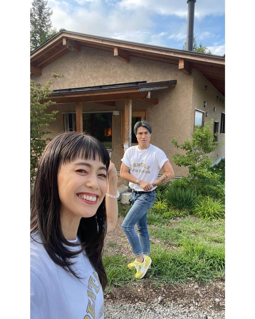 優美のインスタグラム：「B.D trip!!  今年は八ヶ岳にある酵素浴に連れてきてもらったよ♡ @komenuka_koso_yatsugatake   自然の中で入る酵素浴は最高すぎた!!  夕日を見ながらお散歩して、 朝日を浴びながらメディテーションして🧘🏻‍♀️  こんな毎日を夢見て、、、  また来たいと思います🌿  素敵な旅行をありがとう🩵🩵 @rickeyhirokawa」