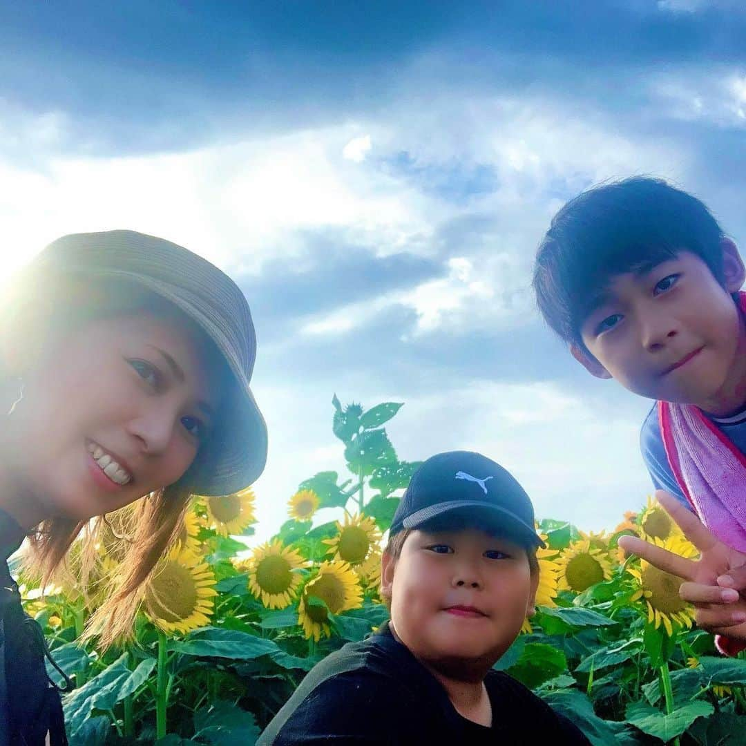 川野友美のインスタグラム：「夏休み旅行✨ ⁡ ⁡ 野球少年、小中学生の子供たちは夏休みも大忙し！ なかなか時間取れなかったけど1泊だけ近場の三浦海岸まで旅行へ😊 私の両親とお兄、子供たちと✨ ⁡ ⁡ 向日葵が咲き誇るソレイユの丘で一日遊び、 次の日は朝プール入って、その後横須賀でネイビーバーガー食べたり記念艦「三笠」を見て周り、昔に想いを馳せて来ました。 ⁡ ⁡ コナンが大好きな次男は猿島に行きたがってたけど色々あり断念💦(コナンで猿島がモデルになった回があった！) いつか行ってみたいなー。 ⁡ ⁡ ⁡ ちょっとした夏休みらしいことが出来てよかった😊 ⁡ ⁡ #今日のコーデ #ootd #今日のコーディネート #39grammer #インスタグラマー  #公式サンキュグラマー #男の子ママ  #二児ママ  #2人育児  #兄弟  #model  #プチプラ #オシャレさんと繋がりたい  #写真好きな人と繋がりたい  #料理好きな人とつながりたい  #犬好きと繋がりたい #撮影依頼募集 #フリーモデル #撮影モデル #ママモデル #サロンモデル #夏休み #三浦海岸 #旅行 #shooting #japan #world」