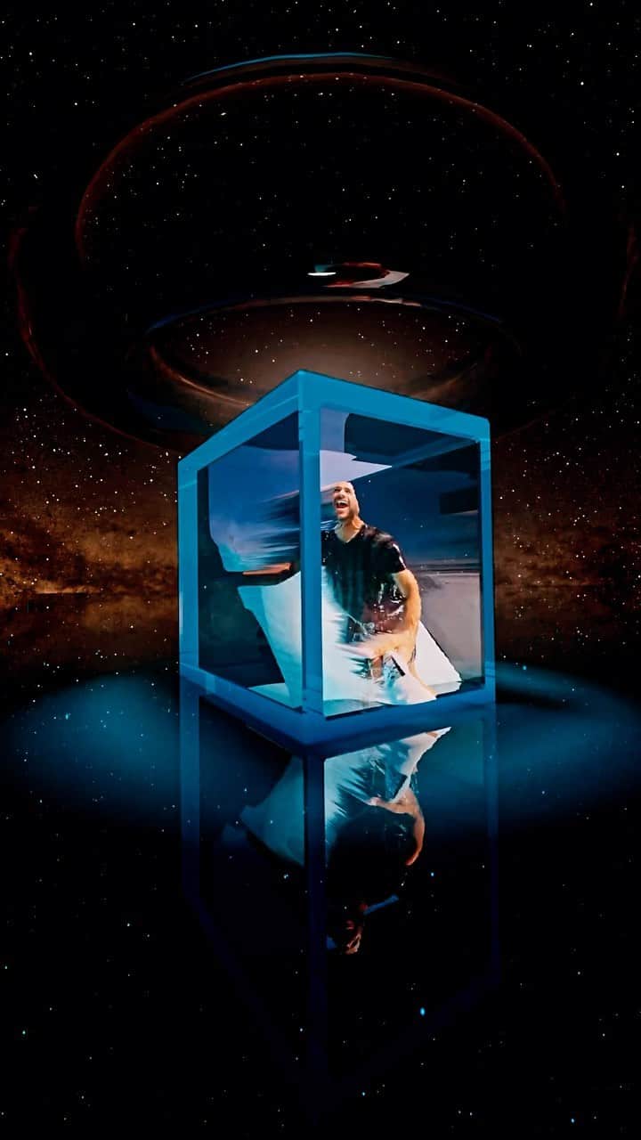 のインスタグラム：「I’ve been experimenting with turning my 2D @gopro clips into 3D for holographic displays … and since it’s really hard to communicate that through a 2D screen I made this to simulate how you perceive the media appears 3Dimensional within the volume of the screen … hopefully I have a chance to share it in person somewhere soon as it’s only seen with justice first hand @shanedorian #GoPro」