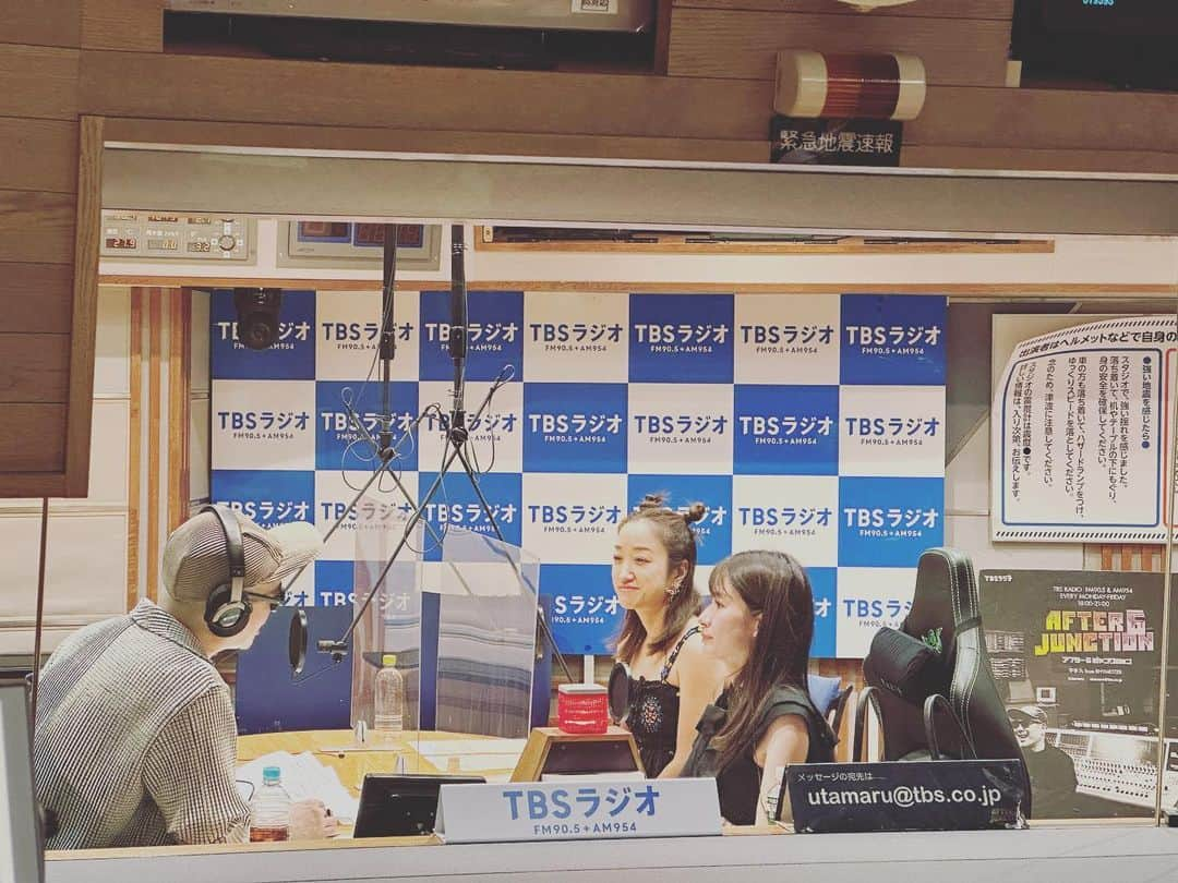 lecca_officialさんのインスタグラム写真 - (lecca_officialInstagram)「TBSラジオ、アフター6ジャンクションに出させて頂きましたー！  宇多丸師匠に久しぶりにお会いできて、話したいことは軽く見積っても15時間分くらい溜まっていたんですがトーク時間は15分程度なので早口に拍車がかかり師匠の切り返しも激早なのでもうあちこち早送りみたいになる🔥の巻  師匠の優しさが6年前より増し増しになっていた気がするのは私だけ⁉️勝手に、厳しいとこは厳しい熱い先輩だと思ってるんですがトークの舞台ではタモリさんか宇多丸師匠かってくらい現場に安心感を撒き散らしておられました。  ファイナルファンタジー16やろうかな。 ドラクエビルダーズばっかやってないで。  次回はスタジオ生ライブやらせてください！フルバンドで行けるよう研鑽します🔥🔥🔥」9月1日 10時31分 - lecca_official