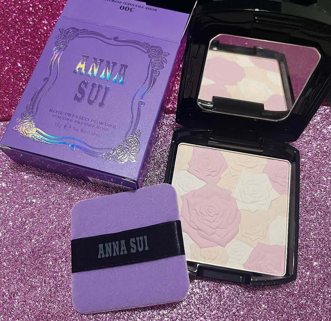 のインスタグラム：「10代の頃から変わらず大好き🧙🏼‍♀️身につけると気分が上がるANNASUI✨🍇　@annasuicosmetics 新作コスメを頂きました💜  毛穴を感じさせない鉄壁なカバー力🤖私はツヤ肌よりもずっとマットが好きです🥇コンパクト開いたとたん、薔薇がドカンと溢れるデザインも圧巻👊良い香り🥀  公式オンラインショップにて4,400円(税込)以上購入すると送料無料なのよ🛍  #アナスイ#アナスイに恋をした#ローズプレストパウダー#アナスイで可愛くなってごめん#ANNASUI#メイク#メイク道具」
