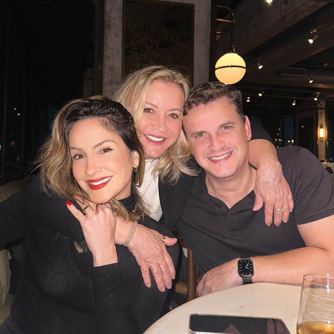 Claudia Leitteのインスタグラム：「Noite de lua em Sampa, com minhas sobrinhas, meu irmão e minha mãezinha! 🥹😍🌜」