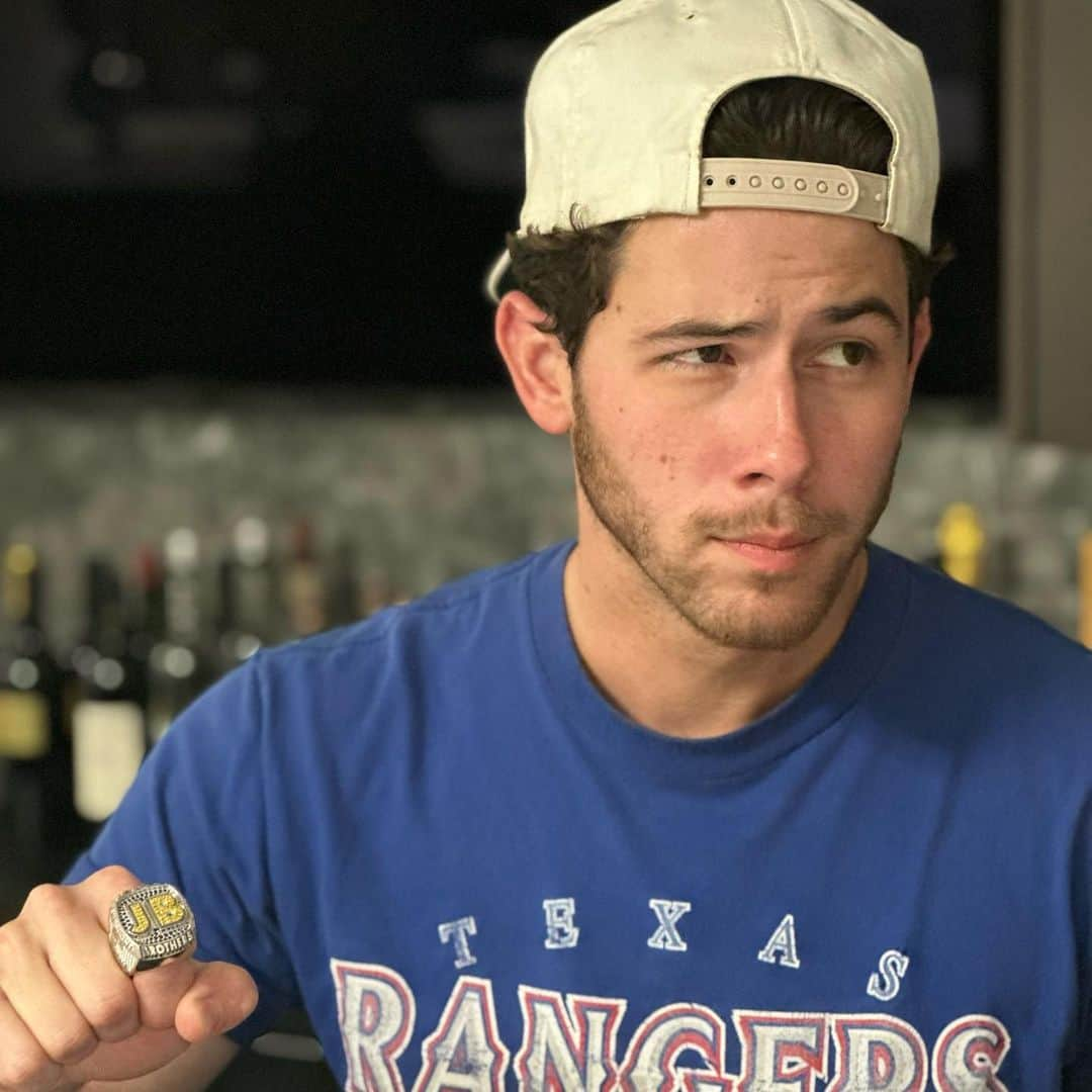 ニック・ジョナスのインスタグラム：「Still on cloud nine after the show at @globelifefield in the city I was born in with 35,000+ people! Also Neil Leibman on behalf of the Rangers gave us custom “championship rings” in honor of our show! So cool! 😁」