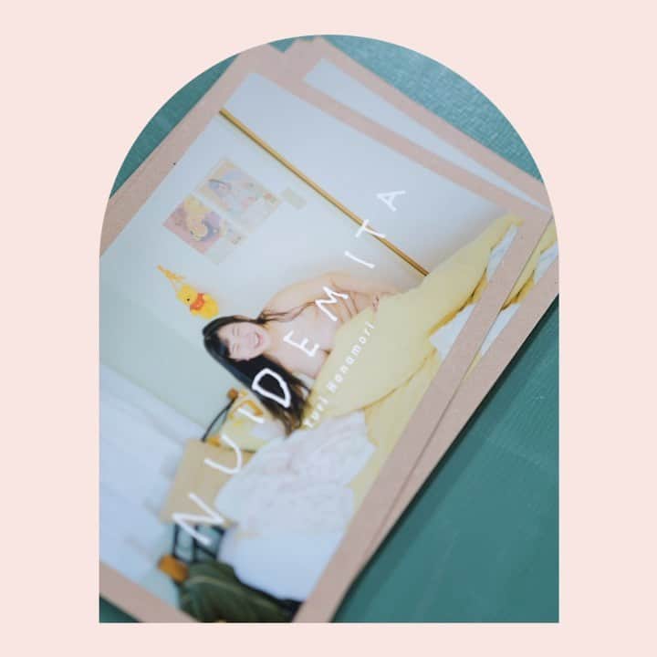 花盛友里のインスタグラム：「今日からの展示でプレゼントしてるポストカード、手作りで望月製本の皆さんが作ってくれてます😭🌈🌈🌈 私もちょっとだけ体験させてもらった、楽しすぎた、体験させてくれてありがたすぎた、みんな優しい、、涙  一つ一つ手作りで、愛たっぷりのポストカード、ぜひ持って帰ってねー！デザインは @shimizu__keisuke さんがしてくれました😭🤍  ロゴの文字は今回も天才的な @sawa.mon の文字だよ、本当にかわいい❤️😍」