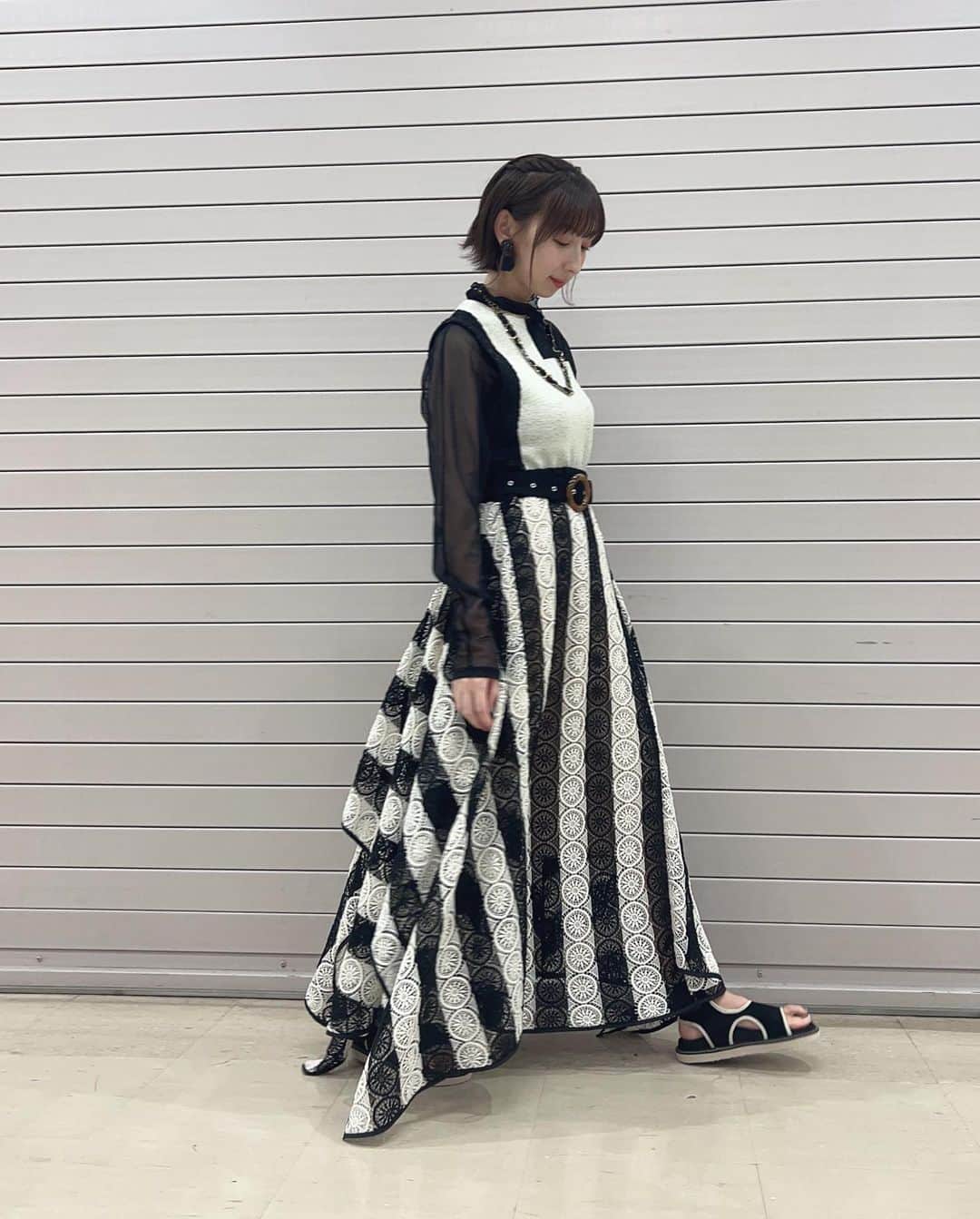 飯田里穂のインスタグラム：「「関智一のULTRA CLUB」 ＠ウルトラヒーローズEXPO会場  NHK Eテレ アニメ 「かいじゅうステップ ワンダバダ」にて 演じさせていただいている エレちゃんをイメージした衣装に🖤⚡️  tops @amerivintage  skirt @hundredcolor   配信中はあまり見えなかったかもしれないけど 靴までしっかり仕様にしてもらったよ🪐(3枚目)  ヘアースタイルもエレちゃんの角を 意識してみました🪮  全てとっても可愛かったです。 ありがとうございました。  stylist @shingo_tsuno」