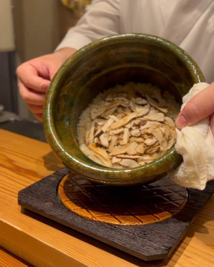 宮崎まこのインスタグラム：「西麻布清水　割烹🍱日本料理  夏の特撰コース 清水の驚きポイントは、〆の土鍋飯を雲丹といくらの土鍋か松茸飯かその時の気分で選択できるのです。  大好きな松茸を選びましたーーー！夏に食べられる事が嬉しい。天然鰻をその場で焼いての劇場型8寸は贅沢そのもの。  鰹出汁、すっぽんしんじょうのお椀もタイプ🍲 大将がお話好きで盛り上がり…内装にわんちゃんの足跡が３つ隠れていて２つ発見🐾  ご馳走様でした🍴  ◻︎西麻布清水割烹  東京都港区西麻布4-11-4 西麻布尾花ビル B1F 👦子供可/個室有り  #西麻布清水 #港区グルメ #日本料理 #西麻布グルメ #西麻布ディナー #東京グルメ #松茸 #松茸ご飯　#子供可 #nishiazabu #ご飯好きな人と繋がりたい #日本酒好きな人と繋がりたい #日本酒女子 #お酒好きな人と繋がりたい」