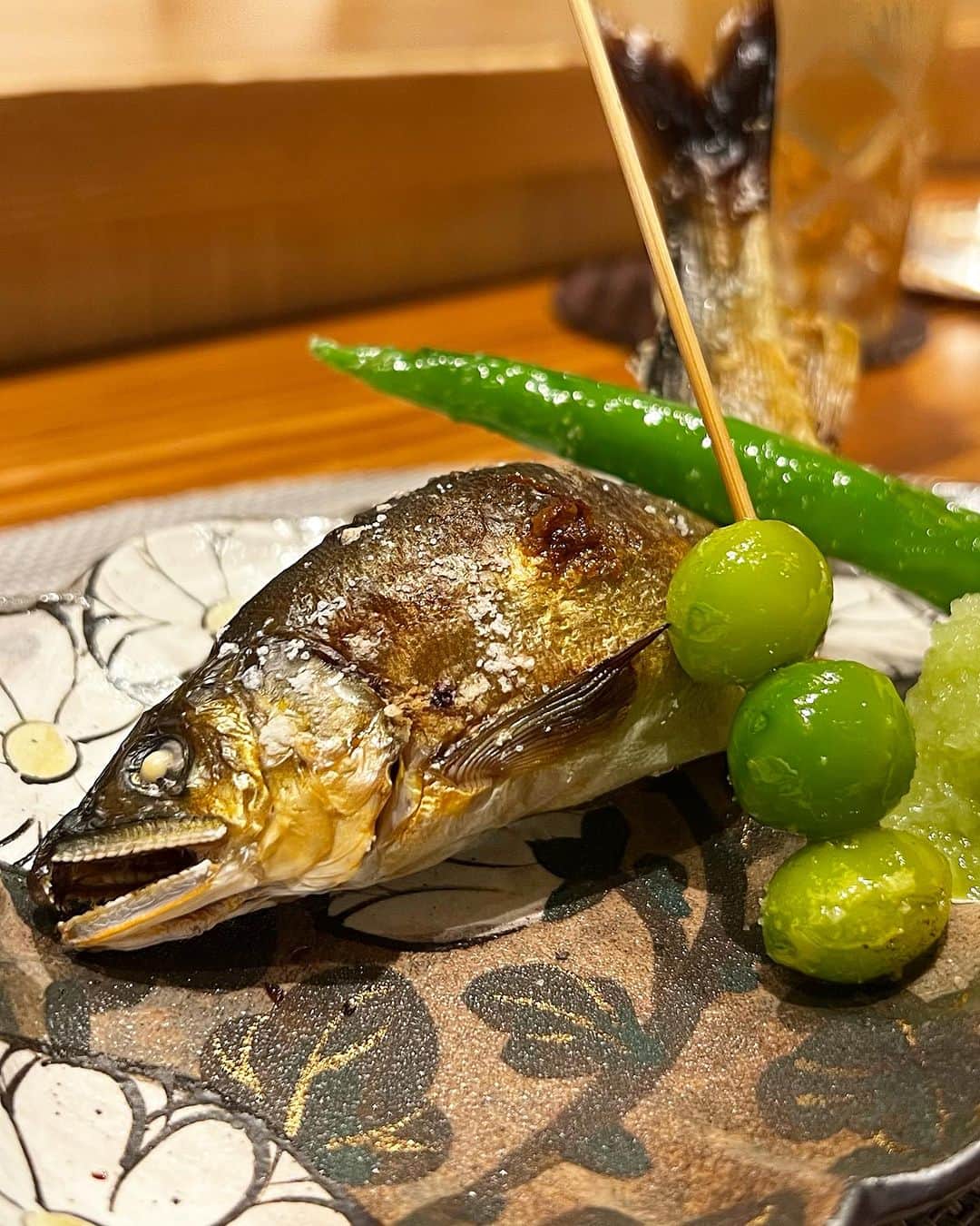宮崎まこさんのインスタグラム写真 - (宮崎まこInstagram)「西麻布清水　割烹🍱日本料理  夏の特撰コース 清水の驚きポイントは、〆の土鍋飯を雲丹といくらの土鍋か松茸飯かその時の気分で選択できるのです。  大好きな松茸を選びましたーーー！夏に食べられる事が嬉しい。天然鰻をその場で焼いての劇場型8寸は贅沢そのもの。  鰹出汁、すっぽんしんじょうのお椀もタイプ🍲 大将がお話好きで盛り上がり…内装にわんちゃんの足跡が３つ隠れていて２つ発見🐾  ご馳走様でした🍴  ◻︎西麻布清水割烹  東京都港区西麻布4-11-4 西麻布尾花ビル B1F 👦子供可/個室有り  #西麻布清水 #港区グルメ #日本料理 #西麻布グルメ #西麻布ディナー #東京グルメ #松茸 #松茸ご飯　#子供可 #nishiazabu #ご飯好きな人と繋がりたい #日本酒好きな人と繋がりたい #日本酒女子 #お酒好きな人と繋がりたい」9月1日 16時13分 - makomiyazaki