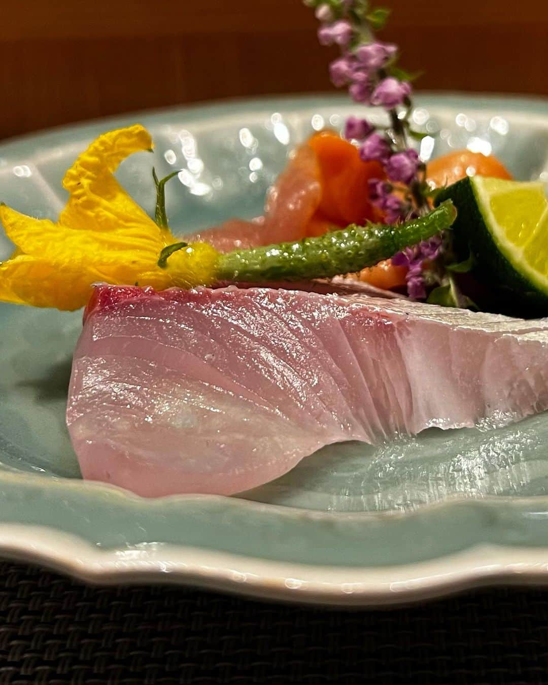 宮崎まこさんのインスタグラム写真 - (宮崎まこInstagram)「西麻布清水　割烹🍱日本料理  夏の特撰コース 清水の驚きポイントは、〆の土鍋飯を雲丹といくらの土鍋か松茸飯かその時の気分で選択できるのです。  大好きな松茸を選びましたーーー！夏に食べられる事が嬉しい。天然鰻をその場で焼いての劇場型8寸は贅沢そのもの。  鰹出汁、すっぽんしんじょうのお椀もタイプ🍲 大将がお話好きで盛り上がり…内装にわんちゃんの足跡が３つ隠れていて２つ発見🐾  ご馳走様でした🍴  ◻︎西麻布清水割烹  東京都港区西麻布4-11-4 西麻布尾花ビル B1F 👦子供可/個室有り  #西麻布清水 #港区グルメ #日本料理 #西麻布グルメ #西麻布ディナー #東京グルメ #松茸 #松茸ご飯　#子供可 #nishiazabu #ご飯好きな人と繋がりたい #日本酒好きな人と繋がりたい #日本酒女子 #お酒好きな人と繋がりたい」9月1日 16時13分 - makomiyazaki