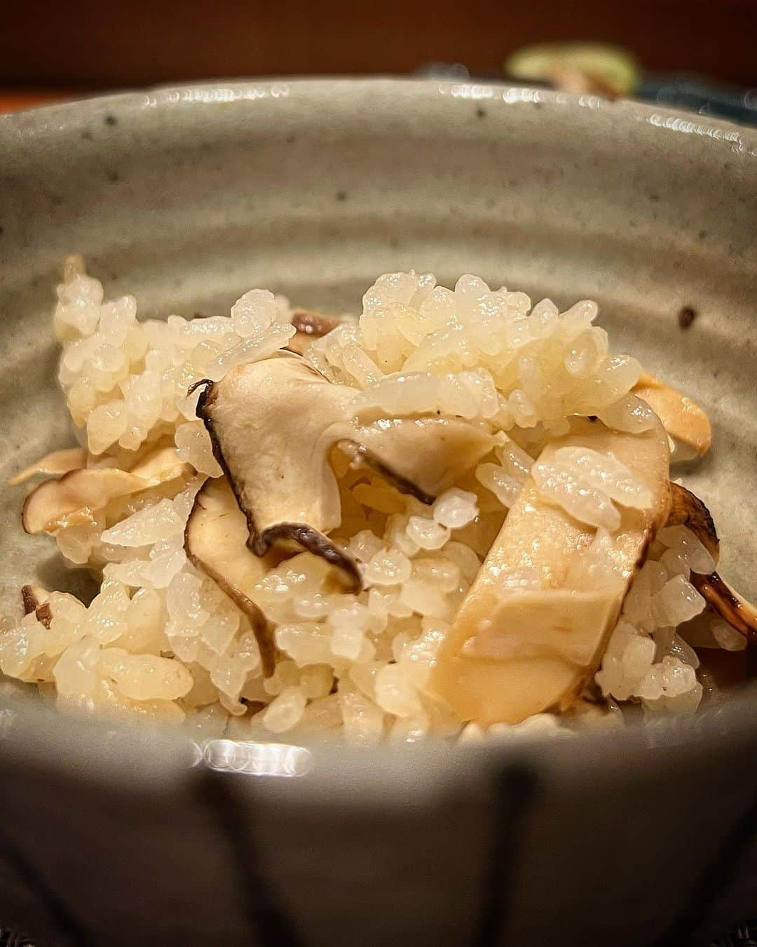 宮崎まこさんのインスタグラム写真 - (宮崎まこInstagram)「西麻布清水　割烹🍱日本料理  夏の特撰コース 清水の驚きポイントは、〆の土鍋飯を雲丹といくらの土鍋か松茸飯かその時の気分で選択できるのです。  大好きな松茸を選びましたーーー！夏に食べられる事が嬉しい。天然鰻をその場で焼いての劇場型8寸は贅沢そのもの。  鰹出汁、すっぽんしんじょうのお椀もタイプ🍲 大将がお話好きで盛り上がり…内装にわんちゃんの足跡が３つ隠れていて２つ発見🐾  ご馳走様でした🍴  ◻︎西麻布清水割烹  東京都港区西麻布4-11-4 西麻布尾花ビル B1F 👦子供可/個室有り  #西麻布清水 #港区グルメ #日本料理 #西麻布グルメ #西麻布ディナー #東京グルメ #松茸 #松茸ご飯　#子供可 #nishiazabu #ご飯好きな人と繋がりたい #日本酒好きな人と繋がりたい #日本酒女子 #お酒好きな人と繋がりたい」9月1日 16時13分 - makomiyazaki