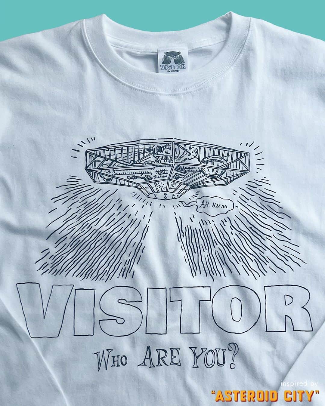 Sisterさんのインスタグラム写真 - (SisterInstagram)「9/1公開 ウェス・アンダーソン監督「アステロイド・シティ」  Sisterでは今回、本作公開を記念してインスパイア商品を発売いたします。グラフィックはBlack WeirdosデザイナーでもあるペインターのMAGDRON氏が担当。  L/S T-shirt inspired by ASTEROID CITY ¥7,150-(tax in) カラー: White/Black サイズ: 150,S,M,L,XL (150サイズはSister店舗とオンラインショップのみ)  販売は渋谷パルコ8F WHITE CINE QUINTO、Sister店舗、Sisterオンラインショップにて。  ___________________________  STORY  時は1955年、アメリカ南西部に位置する砂漠の街、アステロイド・シティ。隕石が落下してできた巨大なクレーターが最大の観光名所であるこの街に、科学賞の栄誉に輝いた5人の天才的な子供たちとその家族が招待される。 子供たちに母親が亡くなったことを伝えられない父親、マリリン・モンローを彷彿とさせるグラマラスな映画スターのシングルマザー──それぞれが複雑な想いを抱えつつ授賞式は幕を開けるが、祭典の真最中にまさかの宇宙人到来！？この予想もしなかった大事件により人々は大混乱！街は封鎖され、軍は宇宙人出現の事実を隠蔽しようとし、子供たちは外部へ情報を伝えようと企てる。果たしてアステロイド・シティと、閉じ込められた人々の運命の行方は──！？  ___________________________  MAGDRON   [DRAWING/PAINTING/ILLUSTRATION] 2004年ロンドンのアートマガジン "The Illustrated Ape" ジャパニーズアート特集のカバーアートでデビュー。 2005年より個展をはじめ、国内外のエキシビションに参加。2010年 "ERECT MAGAZINE #002"で日本を代表するアーティスト10人の1人として紹介される。2013年東京アートフェアに作品出展。"POPEYE" をはじめ各誌でイラスト掲載中。コンセプトブランド "Black Weirdos"のデザイナー。http://magdronbw.tumblr.com  #wesanderson #asteroidcity #magdron #sister_tokyo #ウェスアンダーソン #アステロイドシティ #whitecinequinto #ホワイトシネクイント #parco」9月1日 16時13分 - sister_tokyo