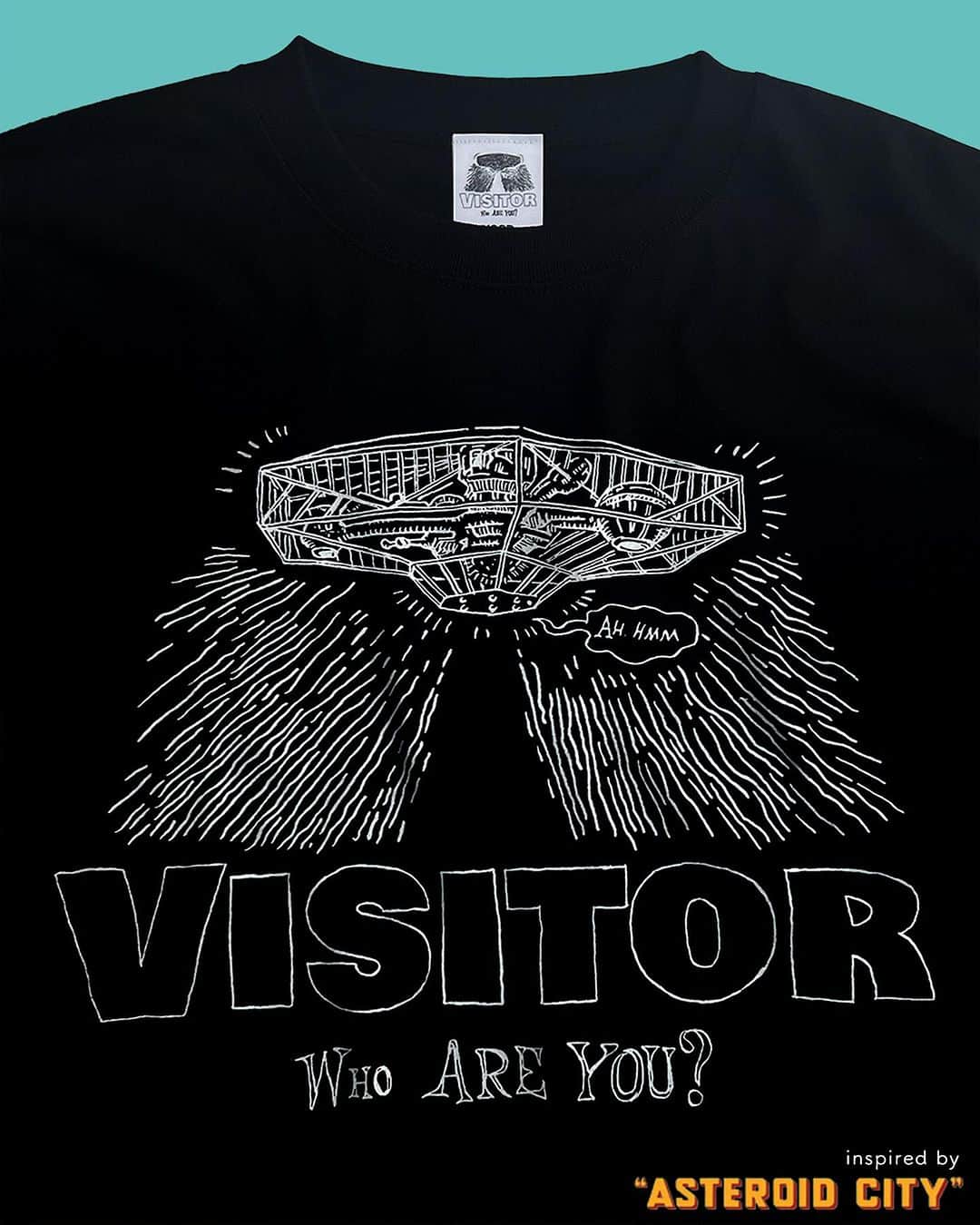 Sisterさんのインスタグラム写真 - (SisterInstagram)「9/1公開 ウェス・アンダーソン監督「アステロイド・シティ」  Sisterでは今回、本作公開を記念してインスパイア商品を発売いたします。グラフィックはBlack WeirdosデザイナーでもあるペインターのMAGDRON氏が担当。  L/S T-shirt inspired by ASTEROID CITY ¥7,150-(tax in) カラー: White/Black サイズ: 150,S,M,L,XL (150サイズはSister店舗とオンラインショップのみ)  販売は渋谷パルコ8F WHITE CINE QUINTO、Sister店舗、Sisterオンラインショップにて。  ___________________________  STORY  時は1955年、アメリカ南西部に位置する砂漠の街、アステロイド・シティ。隕石が落下してできた巨大なクレーターが最大の観光名所であるこの街に、科学賞の栄誉に輝いた5人の天才的な子供たちとその家族が招待される。 子供たちに母親が亡くなったことを伝えられない父親、マリリン・モンローを彷彿とさせるグラマラスな映画スターのシングルマザー──それぞれが複雑な想いを抱えつつ授賞式は幕を開けるが、祭典の真最中にまさかの宇宙人到来！？この予想もしなかった大事件により人々は大混乱！街は封鎖され、軍は宇宙人出現の事実を隠蔽しようとし、子供たちは外部へ情報を伝えようと企てる。果たしてアステロイド・シティと、閉じ込められた人々の運命の行方は──！？  ___________________________  MAGDRON   [DRAWING/PAINTING/ILLUSTRATION] 2004年ロンドンのアートマガジン "The Illustrated Ape" ジャパニーズアート特集のカバーアートでデビュー。 2005年より個展をはじめ、国内外のエキシビションに参加。2010年 "ERECT MAGAZINE #002"で日本を代表するアーティスト10人の1人として紹介される。2013年東京アートフェアに作品出展。"POPEYE" をはじめ各誌でイラスト掲載中。コンセプトブランド "Black Weirdos"のデザイナー。http://magdronbw.tumblr.com  #wesanderson #asteroidcity #magdron #sister_tokyo #ウェスアンダーソン #アステロイドシティ #whitecinequinto #ホワイトシネクイント #parco」9月1日 16時13分 - sister_tokyo