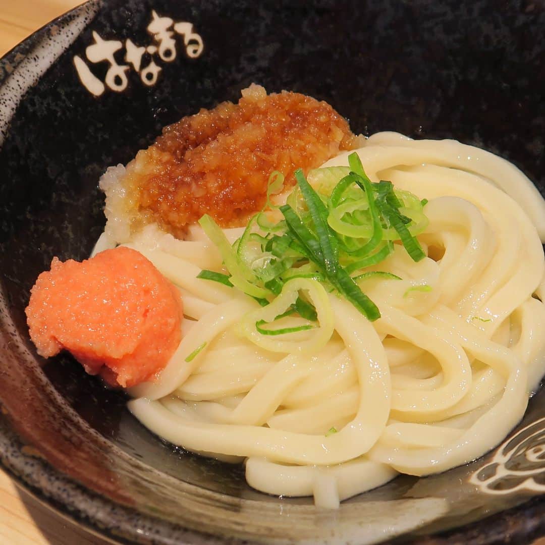 はなまるうどんのインスタグラム：「今日はダジャレの日😂 早速、ダジャレを１つ 「寝坊して朝食を食べられなかった超ショック」...😐 皆さんの面白いダジャレをコメントしてね😎  今日から9月、暑さはまだ8月😅 まだ暑い日が続くのでしっかり食事を取りましょう😊  さて今日のおすすめは「明太おろししょうゆ」 ピリ辛の刺激がクセになる美味しさです😋  今日のお昼にいかがでしょうか🤗  #ダジャレの日 #明太おろししょうゆ #9月 #暑い #はなまるうどん #はなまる #hanamaru #うどん #讃岐うどん #udon #ランチ #お昼 #お昼ごはん #グルメ #おすすめ」