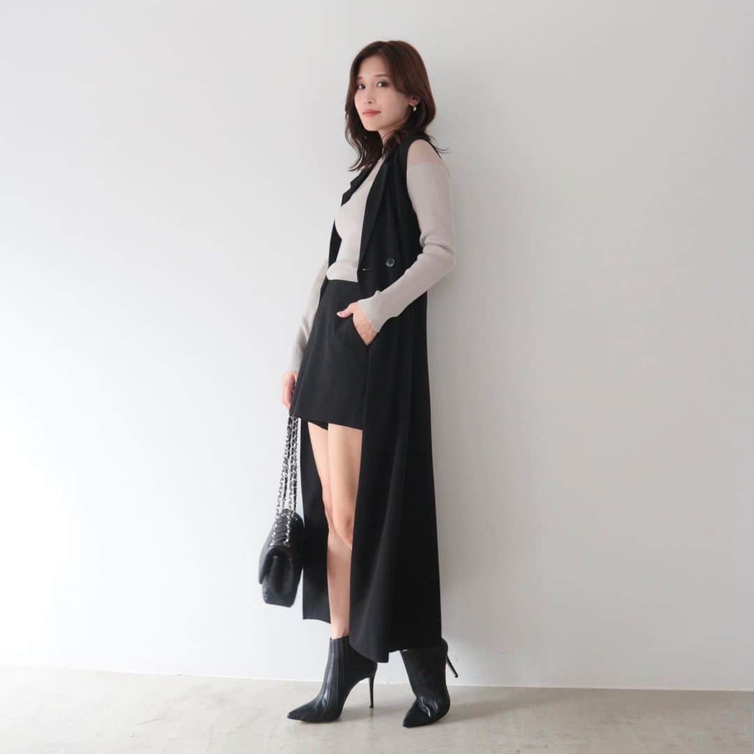 デュラスアンビエントのインスタグラム：「#フレアジレワンピース <Charcoal, Black> 【9/4(Mon)20:00-】  クールに映えるスタイリッシュなジレワンピース。  落ち感のいい生地で縦のラインを強調し、動くとふわっと広がるフレアシルエットで、ハンサムなのに女性らしい印象に導きます。  インナーと合わせてワンピースとしてはもちろん、一枚で羽織りとしてもご着用いただけます。  洒脱なチャコールとシックなブラックで、秋のムードを纏ってみては。  ＿＿＿＿＿＿＿＿＿＿＿ ✔︎ @ambient_styling #AMBIENT #ambient_official #ambientstyle #アンビエント #23aw #ジレ #ワンピース #ジレワンピース」