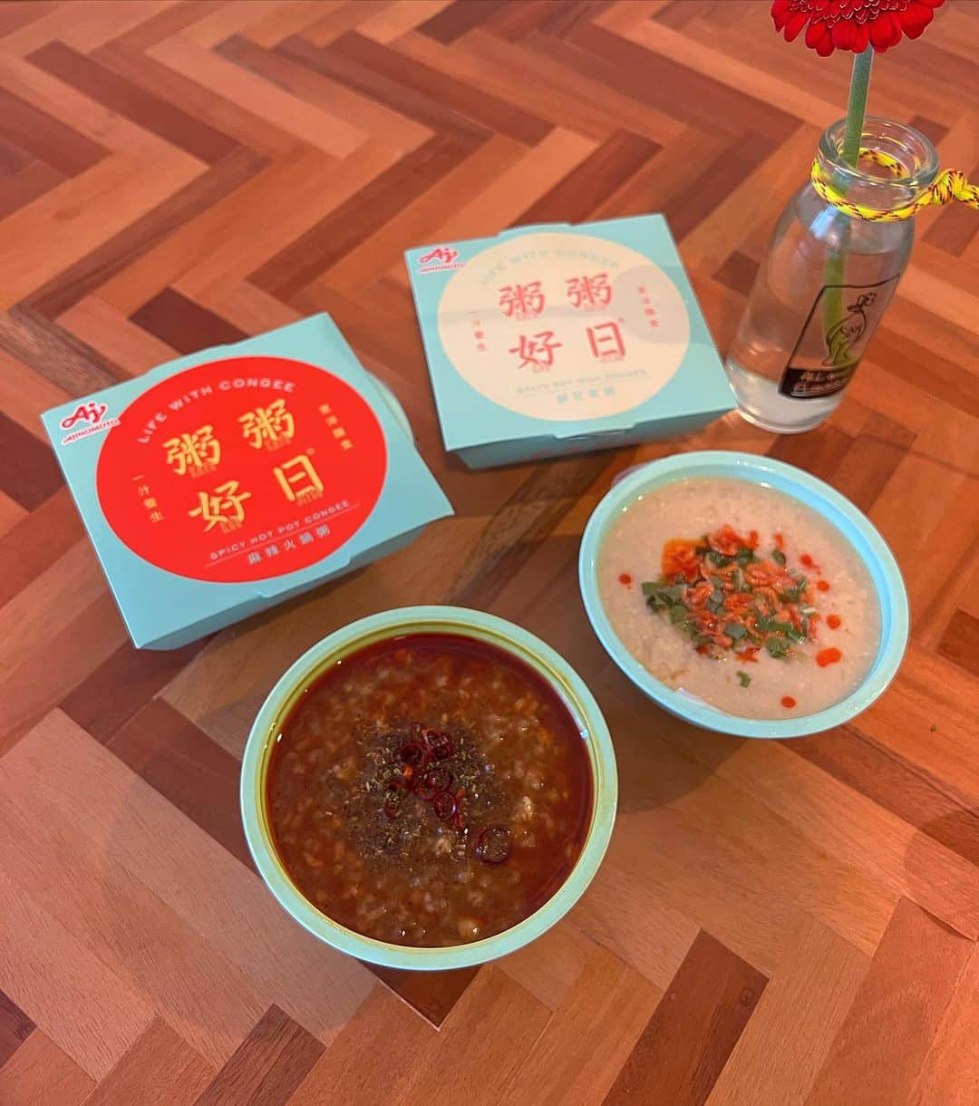 所谷舞のインスタグラム：「8/23再発売✨ 粥粥好日🥣　@kayukayukoujitsu   仕事終わりに レンジで温めるだけでさくっと食べれるなんて なんて魅力的なの🥺  しかもオーツ麦や具材もしっかり入っていて 味が美味しい‼️  鹹豆漿粥 おだしと豆乳で出来ている 台湾で人気の朝食メニューをお粥にアレンジ♡ ➕ちょい足しで柚子胡椒を入れたよ🤭  麻辣火鍋粥  火鍋をお粥にしていて火鍋と花椒が大好きな私好みな味でした♡  ➕ちょい足しで輪切り唐辛子を🌶️ 辛いの大好きだから沢山入れた✨ 足さなければ辛いの苦手な方も全然食べれちゃうと思います！  ぜひ食べてみてください🍴  #PR #粥粥好日 #お粥 #カユカユレシピ #レンチンレシピ #パッケージデザイン  #パケ買い #ギルトフリー #ギルトフリーフード」