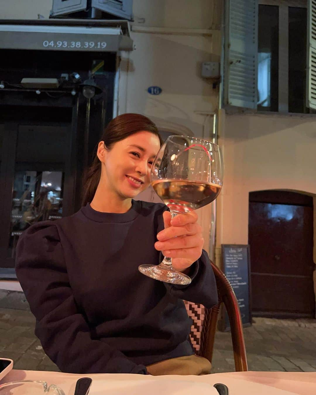 ソ・ヨンヒのインスタグラム：「🥂 비몽사몽에도 열심히 먹고 마시기」