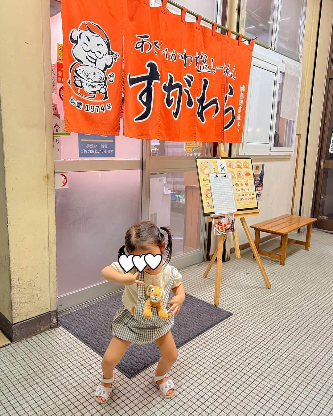 林弓束のインスタグラム：「. 旭川では三件ラーメン屋へ🍜 . 1.2枚目 旭川で塩ラーメン食べるなら絶対ここがおすすめです☺️ 「すがわら」  めちゃくちゃスッキリしてるのに コクがある美味しいスープ❗️ 梅✖️塩ラーメンにしたらこれがもう最高でした🥹 梅もちょこんとのってるスタイルなので、最初は塩ラーメンを堪能して、味変で梅をとかしながら🤤 オススメです❣️ . . 3.4.5枚目 醤油ラーメンなら「天金」 私はハーフを注文。 天金はラーメン大好き夫のNo.1☝️ 去年は四条店が空いておらず、ラーメン村で食べて四条店行きたかったから今年リベンジできてよかった😆 . 本当美味しくて娘も一番すすんでた😂🍜 ハーフサイズがあるのも最高✌️ . . 6.7枚目 生姜ラーメンが有名な「みづの」 これもおいしい🤤 生姜好きなら是非🥹 だけど生姜好きじゃなくても絶対美味しいってなるとおもう🍜 身体ポカポカなるし冬は絶対これだね❄️ . . 去年も四店舗旭川ラーメンまわって 今年は三店舗！ 本当にどこも甲乙つけがたいくらいに美味しい旭川ラーメン❤️ 娘もノリノリでラーメンポーズとってくれました笑 . 次はどこに行こうかな🎵 . . . . #旭川ラーメン #すがわら #天金 #みづの #女の子ママ  #2020年5月生まれ　#3歳女の子 #子連れ旅行#ママと娘 #母娘 #親子 #まはりふく #ゆづしふく #東京ママ #親子コーデ #おやこーで #yzktrip #旭川 #旭川旅行 #北海道旅行」