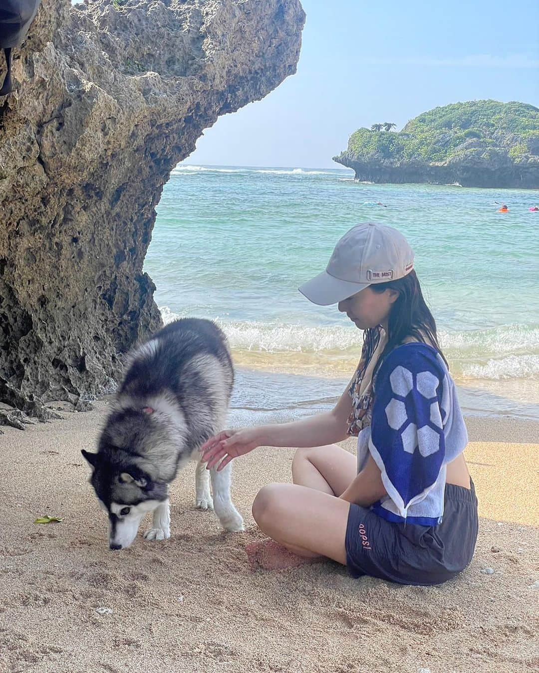 崎山一葉のインスタグラム：「* 先日、少しだけ海に浸かりに🏖️ #読谷村  側にいた犬がカッコよくて 撫でさせてもらっちゃった💘💘  癒やし〜✨  #okinawa #沖縄」