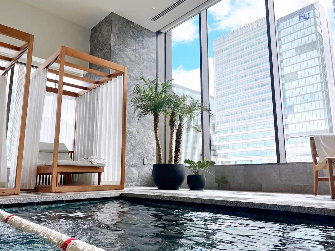のインスタグラム：「今日から9月かぁ...まだまだ全然暑過ぎる🥵ヒーヒー💦💦💦  この夏は本当に沢山プールに行きました🏊🏼‍♀️  もはや競泳用水着😂先生みたい😂」