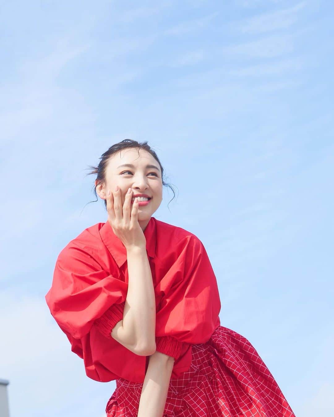 音月桂のインスタグラム：「9月… 夏の余韻に織り混ざる秋への期待。 お気に入りのノートに、滑り心地の良いペンで 見たい景色をいーっぱい描こう！！  新しい月、新しい自分。 はじまる。  I draw my world. 자신의 세계는 스스로 그린다.  styling/ @masami__tanaka  hair make/ @kanesawamiho  photographer/ @harapekonico   #9月 #September #구월」