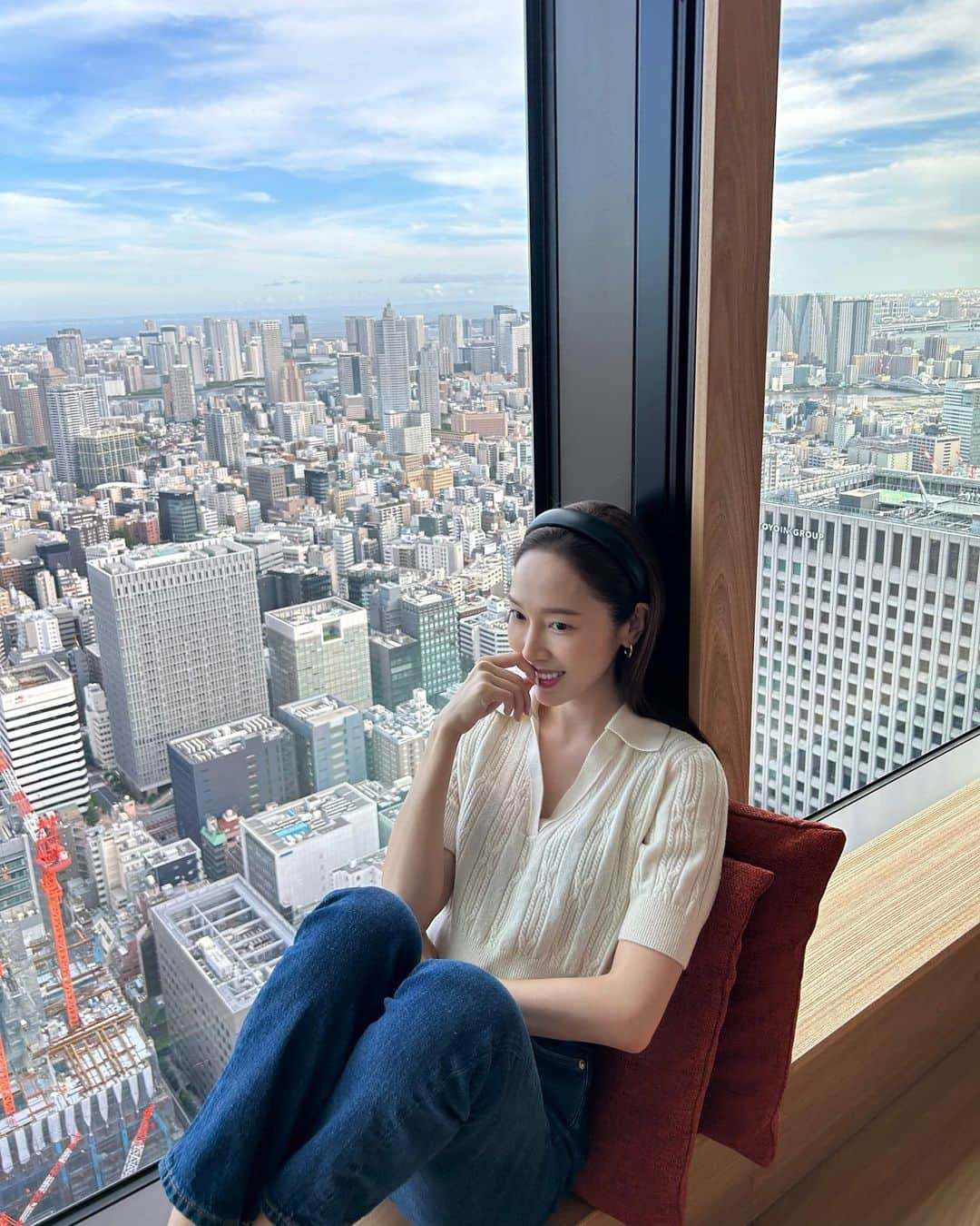 ジェシカ のインスタグラム：「A sweet escape to a skyline full of city lights 🏙️🌤️🦋✨ - @bulgarihotels #bulgarihoteltokyo」