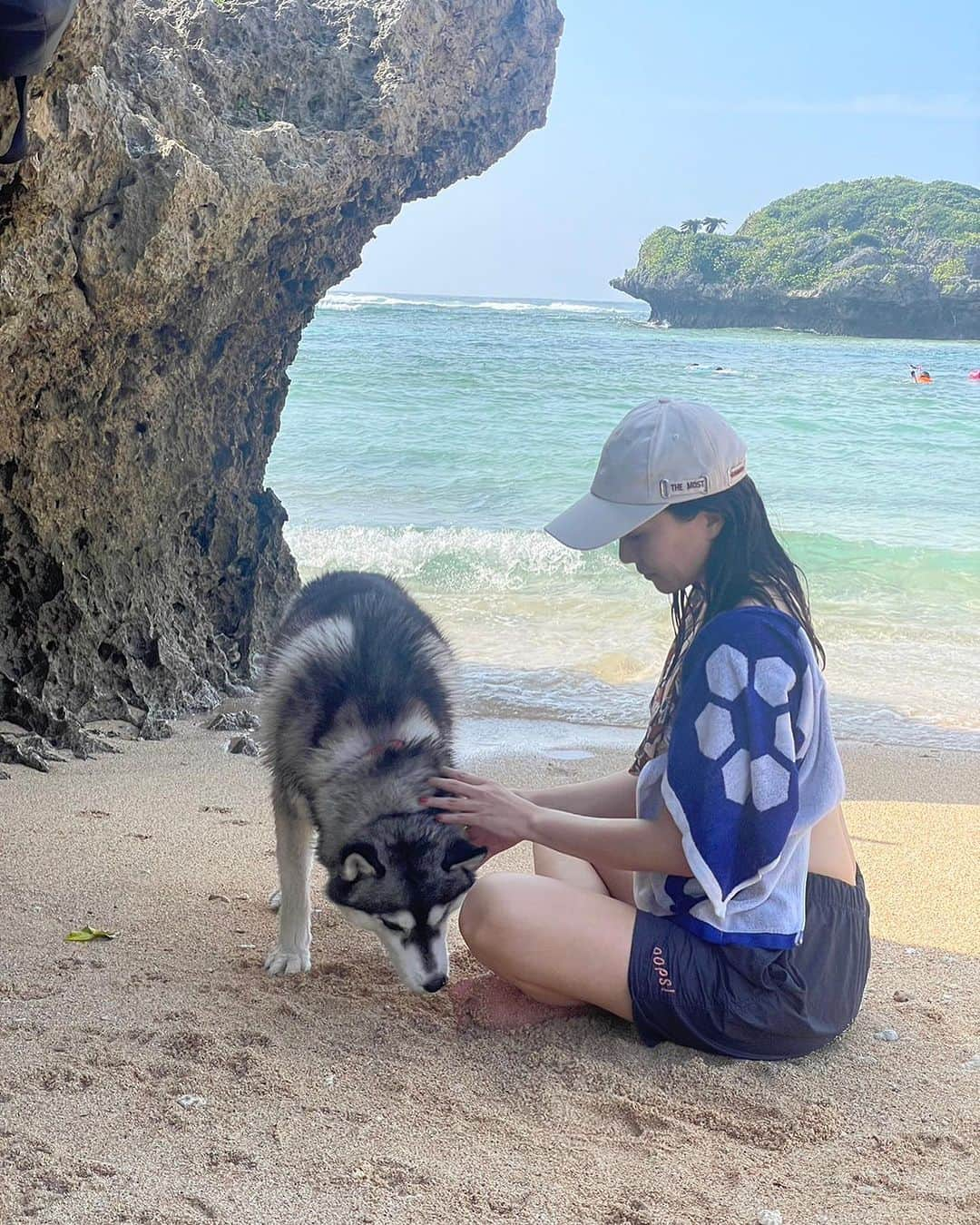 崎山一葉さんのインスタグラム写真 - (崎山一葉Instagram)「* 先日、少しだけ海に浸かりに🏖️ #読谷村  側にいた犬がカッコよくて 撫でさせてもらっちゃった💘💘  癒やし〜✨  #okinawa #沖縄」9月1日 11時13分 - kazuha_sakiyama