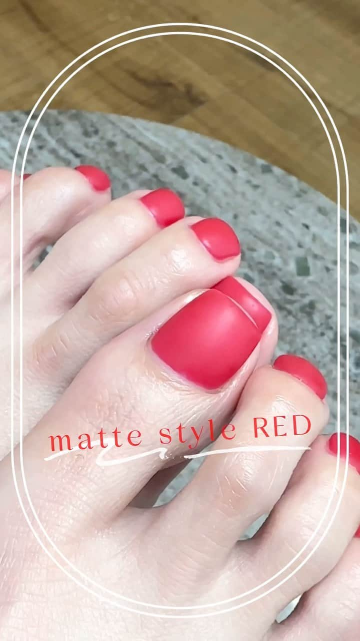 ryo kitamuraのインスタグラム：「09/15発売🍎 @opi マットトップSTAY MATTE!!  今回OPIからマグネットジェル、星座カラーポリッシュ、そして進化したマットトップコート“STAY MATTE”がまとめて09/15に新発売になります❤️  ムラにならず、もふもふの触り心地の良いマット感が特徴的な仕上がりです📝 ノンワイプじゃないのが、あぁー😩て思いきや意外とマットのトップて僕は拭き取りたい(仕上げにオイルとかクリームがつくから撮影前に再度拭きたい)また、汚れた時にも拭き取れる🙆  マットは各メーカーによって仕上がりが違うので自分の表現したい雰囲気を最大限出したいので、何本あっても⭕️❤️  #マットネイル#秋ネイル#レッドネイル」