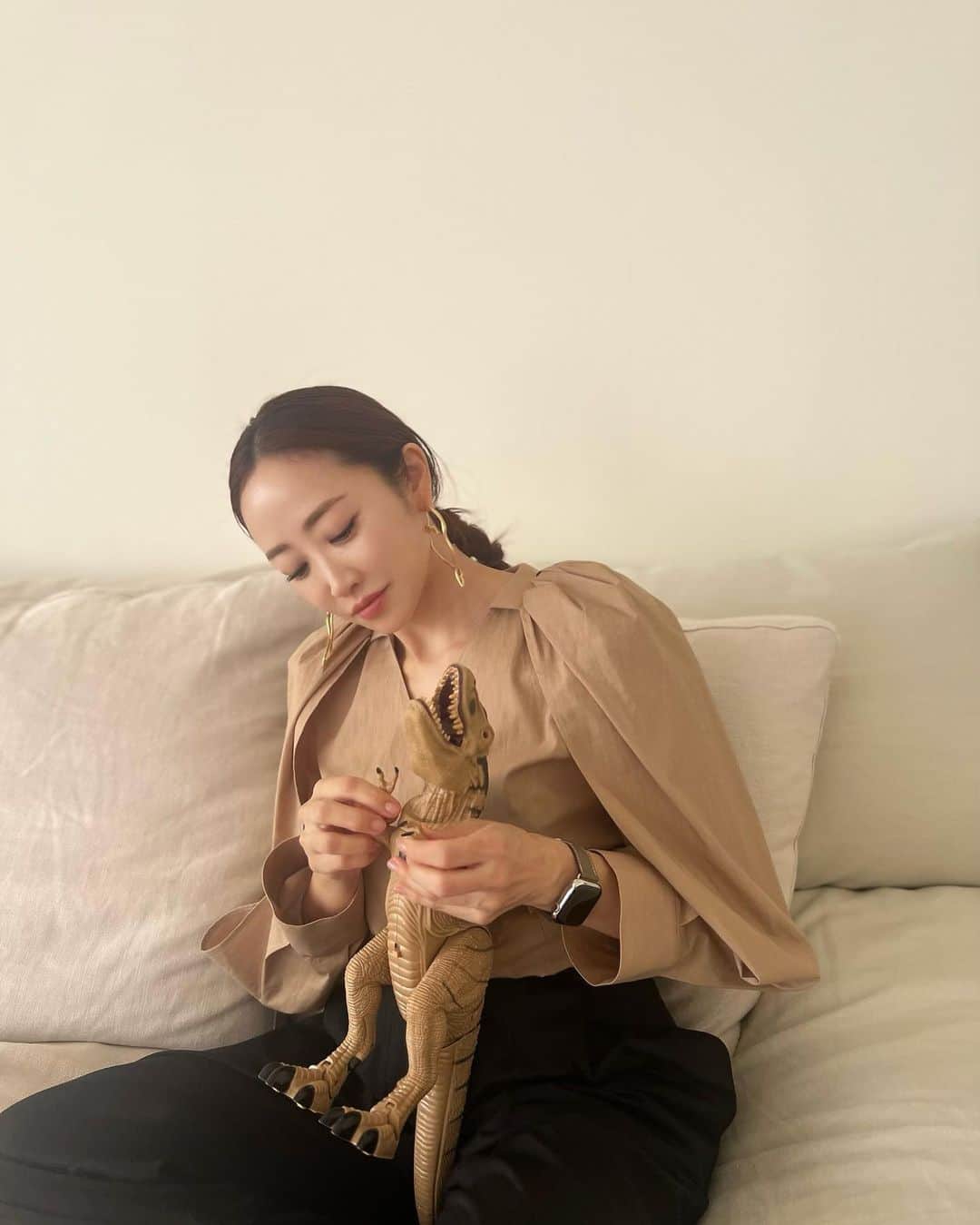 神崎恵のインスタグラム：「・ 遅くなりました🙏 先日の服とピアスとリップのお返事です。 トップスはAKIRANAKA パンツはTHE ROW ピアスはNOEUD U ♡ リップはDior ルージュディオール100 ヌード ルック マット このリップは何本もリピートし続けているほど、わたしにとってなくてはならない１本。  昨日、三男と2人で2学期も頑張ろう会。 「ママ！きょうの夜はパーティしようよ！夏休みさいごの日だよ！」とお誘いを受けまして、 夕方にさくっと肉を焼きに。 ヒロアカ暗記指令がでました。 これまた、たくさんいるわ、ヒーローが。  ９月、スタートしましたね。 嬉しいような、寂しいような。 とにもかくにも、 無理せずマイペースに頑張りましょ〜☺︎」