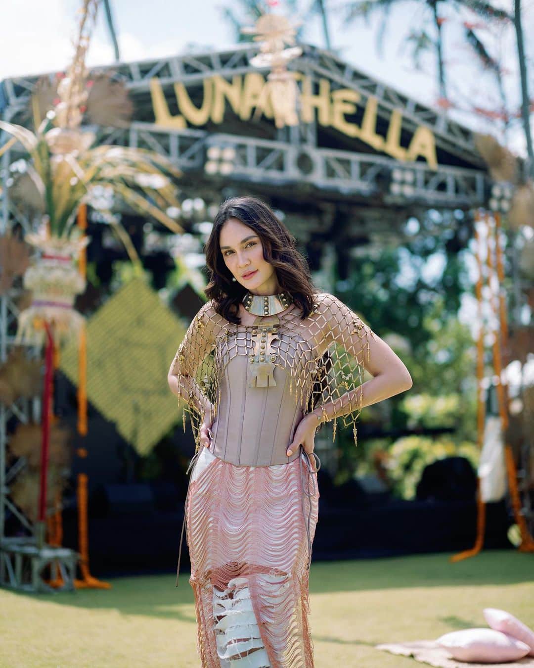ルナ・マヤのインスタグラム：「Hi! Let the Lunachella begin🌅🎉  📸: @gerrykrista  Stylist: @allyshanila Assist. Stylist: @_lar.ixxa_ Make Up: @ryanogilvy Hair Do: @ranggayusuf Skirt custom by @allyshanila Corset by @one_off_ones Shoulder accessories by @gelarehdesigns」