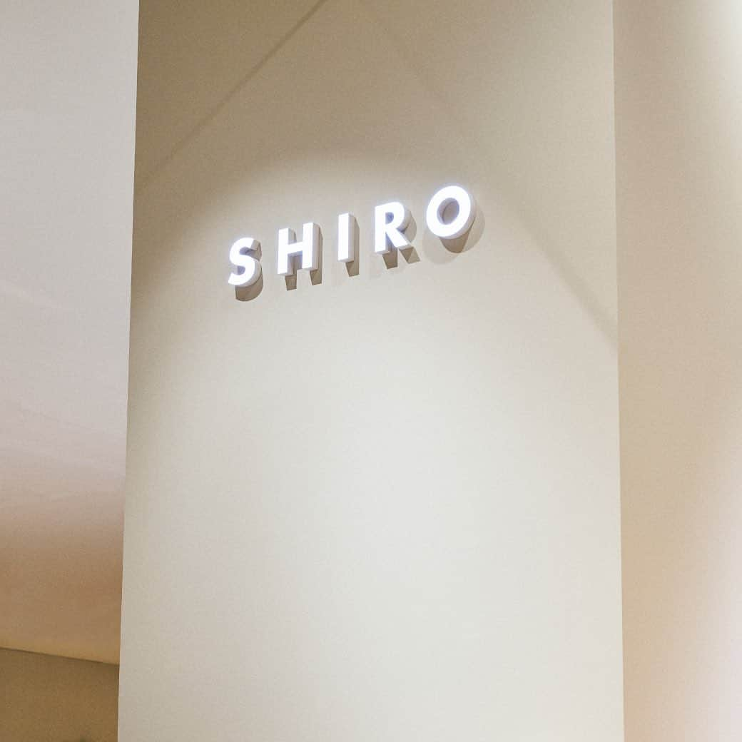 shiroさんのインスタグラム写真 - (shiroInstagram)「【本日リニューアルオープン】SHIRO ルクア イーレ店  8/23（水）からクローズし、9日間という短期間で改装を行った「SHIRO ルクア イーレ店」。公式SNSでは現場で実際に聞こえる音と共に、その軌跡をお届けしてまいりました。そして、本日9/1（金）同エリアにて、ついにリニューアルオープンします。  今回のリニューアルのキーワードは2つ。「捨てないこと」と「新たにつくらないこと」です。 改装前の設計デザインを活かし、什器は捨てずにそのまま使用。使えなくなってしまった製品ボトルを砕き入れた左官材を用いて表層替えを施しました。そして、既存の床の上から水の都 大阪をイメージしたペイントで彩り、新たな姿へと生まれ変わりました。  老朽化した店舗をリニューアルするたびに使えるものまで廃棄してスクラップアンドビルドを繰り返すのではなく、既存の設計や資材と向き合うことで「捨てないで活かしながらデザインする」改装に。未来のことも考えた、SHIROらしい新たなお店づくりの第一歩です。  職人の技術とSHIROの想いが詰まった「SHIRO ルクア イーレ店」。皆さまのご来店をお待ちしております。  ■先着順ノベルティ 9/1(金)のオープンに際し、合計11,000 円(税込)以上お買い上げのお客様にミニサイズのフレグランスアイテム「SHIRO オリジナルノベルティ」をご用意。 全3製品の中からお好きなノベルティを1点お選びいただけます。  ・サボン ハンド美容液 15g ・ファブリックソフナー25mL 3包 ・サボン ジェル80(アルコール約80vol%配合) 14mL ※なくなり次第終了となりますので、予めご了承ください。  【店舗情報】 「SHIRO ルクア イーレ店」 住所：大阪府大阪市北区梅田3丁目1-3 ルクア イーレ 2F 電話番号：：06-6147-8846 営業時間：10:30 ～ 20:30（2023年9月時点）  Designed by @tete_drawer Photo by @keitasawa.photo  #SHIRO #SHIROshop #SHIROskincare #SHIROmakeup #SHIROfragrance #SHIROperfume」9月1日 11時40分 - shiro_japan