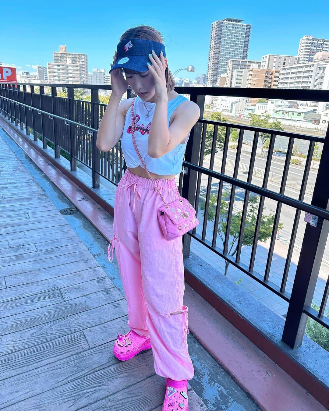 HANAのインスタグラム：「Barbie 👠🩷✨  全身っ！！ネイルまでBarbie ~~~ 🦋💜 かわいすぎるっっ😋  いつも通り次のネイル行ってます↩️ 爆笑 @kyalulu_nailstudio リエさんにやっていただく ネイルはほんとにいつも天才なのです💖 ありがとうございます🥹🫶」