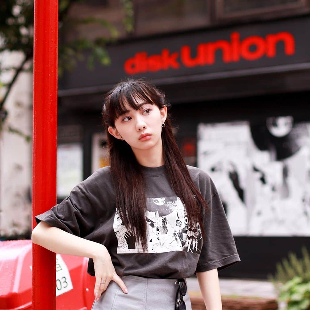 diskunion ディスクユニオンのインスタグラム：「コラージュアーティスト・河村康輔氏が手掛けたアニソン・ゲームミュージックストア店舗壁面のグラフィックアートを各グッズに落とし込みました。  LOS ANGELES APPARELの6.5oz ガーメントダイTシャツを採用。MADE IN USAならではのタフなヘビーウェイトボディでありながらしやかな肌触りが魅力です。プリントはシルクスクリーン職人により1点1点丁寧に刷られています。  Tシャツ（ホワイト/ブラック）の他に、レコードサイズのトートバッグ、スリップマットもラインナップ。  #kosukekawamura　#河村康輔 #diskunion #ディスクユニオン」
