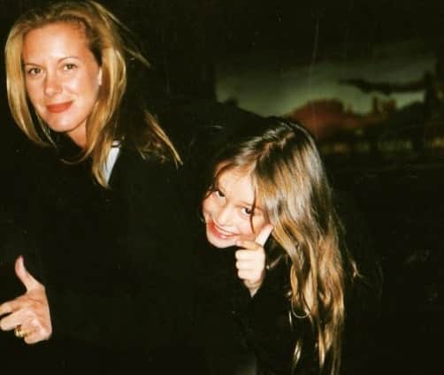 エリザベス・パーキンスのインスタグラム：「This little light of my life is somehow 32. Watching as the years fly by…it’s always been an honor to be your Mama. Happy Birthday @hannnahjep ♥️♥️」