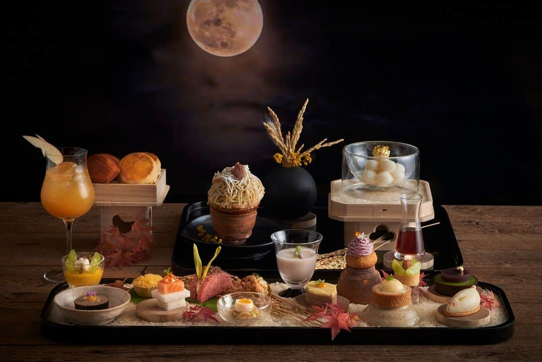 Park Hyatt Tokyo / パーク ハイアット東京のインスタグラム：「Come celebrate the beloved Japanese custom of moon-viewing with a whimsical and artful Tsukimi Afternoon Tea. ”Tsukimi” observers feast on autumn treats like mochi rice cakes, sweet potato, and taro as they try to spot the mochi pounding rabbit said to appear on the moon’s surface. Available at The Peak Lounge from today until October 15.  本日より「ピーク ラウンジ」では、“月見”をテーマにしたアフタヌーンティーが登場。日本の伝統をフランス人のエスプリで表現したメニューで、昼下がりのお月見をお楽しみください。10月15日（日）までの限定メニューです。  Share your own images with us by tagging @parkhyatttokyo ————————————————————— #ParkHyattTokyo #ParkHyatt #Hyatt #ThePeakLounge #PeakLounge #AfternoonTea #autumnafternoontea #moonviewing #パークハイアット東京 #ピークラウンジ  #アフタヌーンティー  #期間限定 #秋 #月見  #森田武二  @julien_perrinet  @chef_thibault_chiumenti」