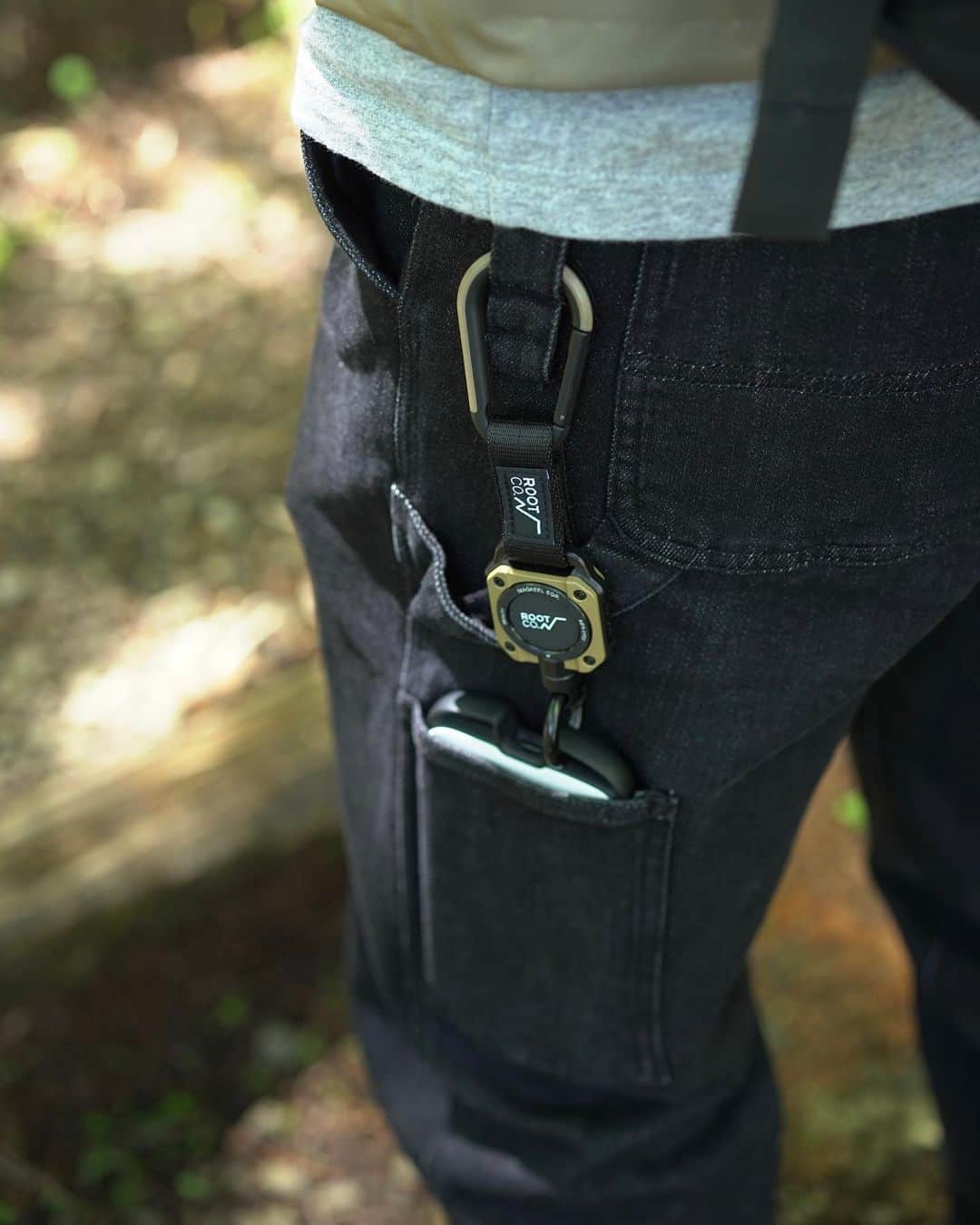 ROOT CO. Designed in HAKONE.のインスタグラム：「. Example of use.  TRIAD CARABINER & MAG REEL SQR.  #rootco #root_co #triadcarabiner #magreelsqr #shockresistcaseplushold #outdoor #outdoors」